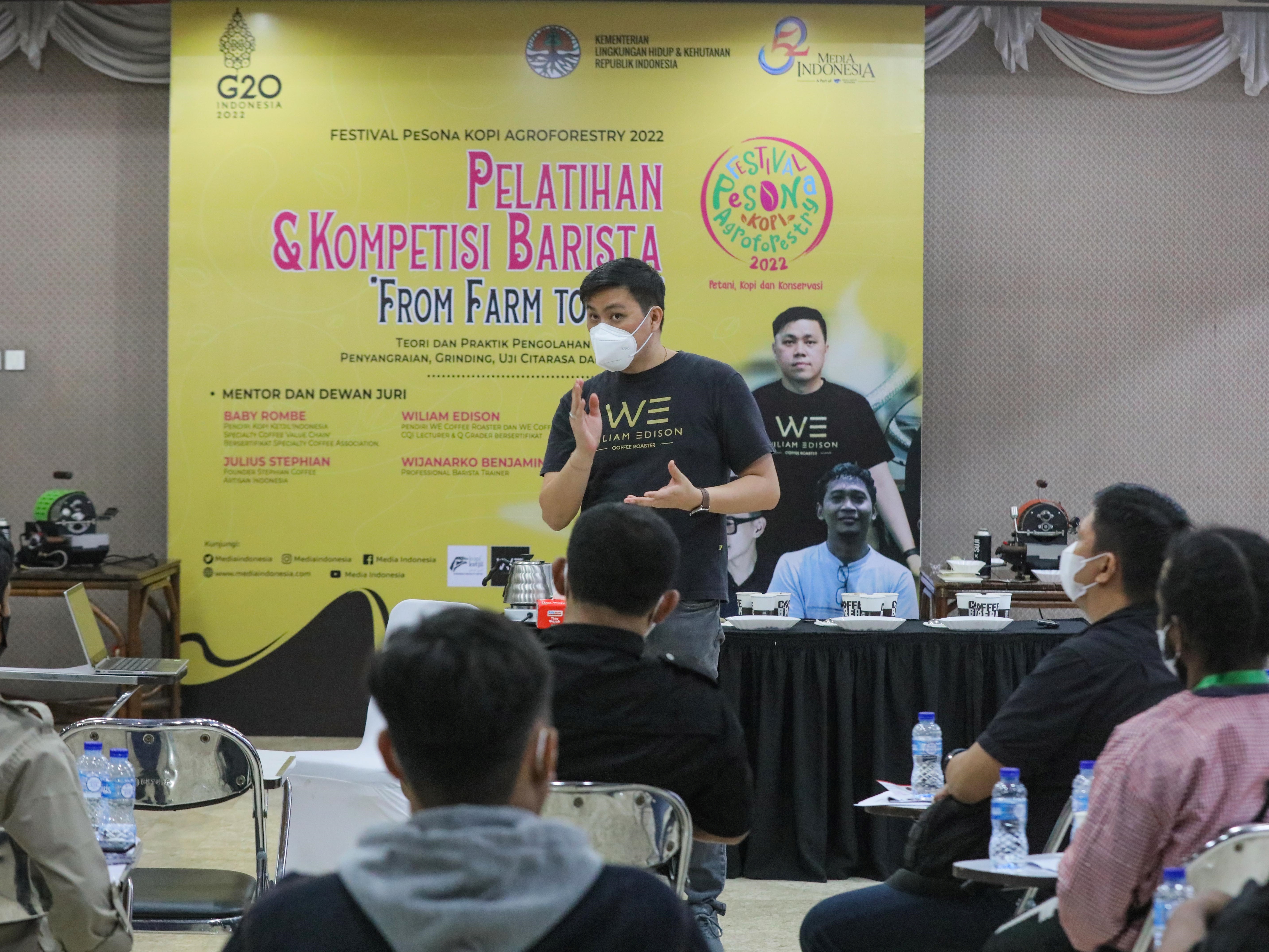 Mentor sekaligus Barista William Edison menunjukkan racikan kopi saat memberian pelatihan barista kepada peserta.