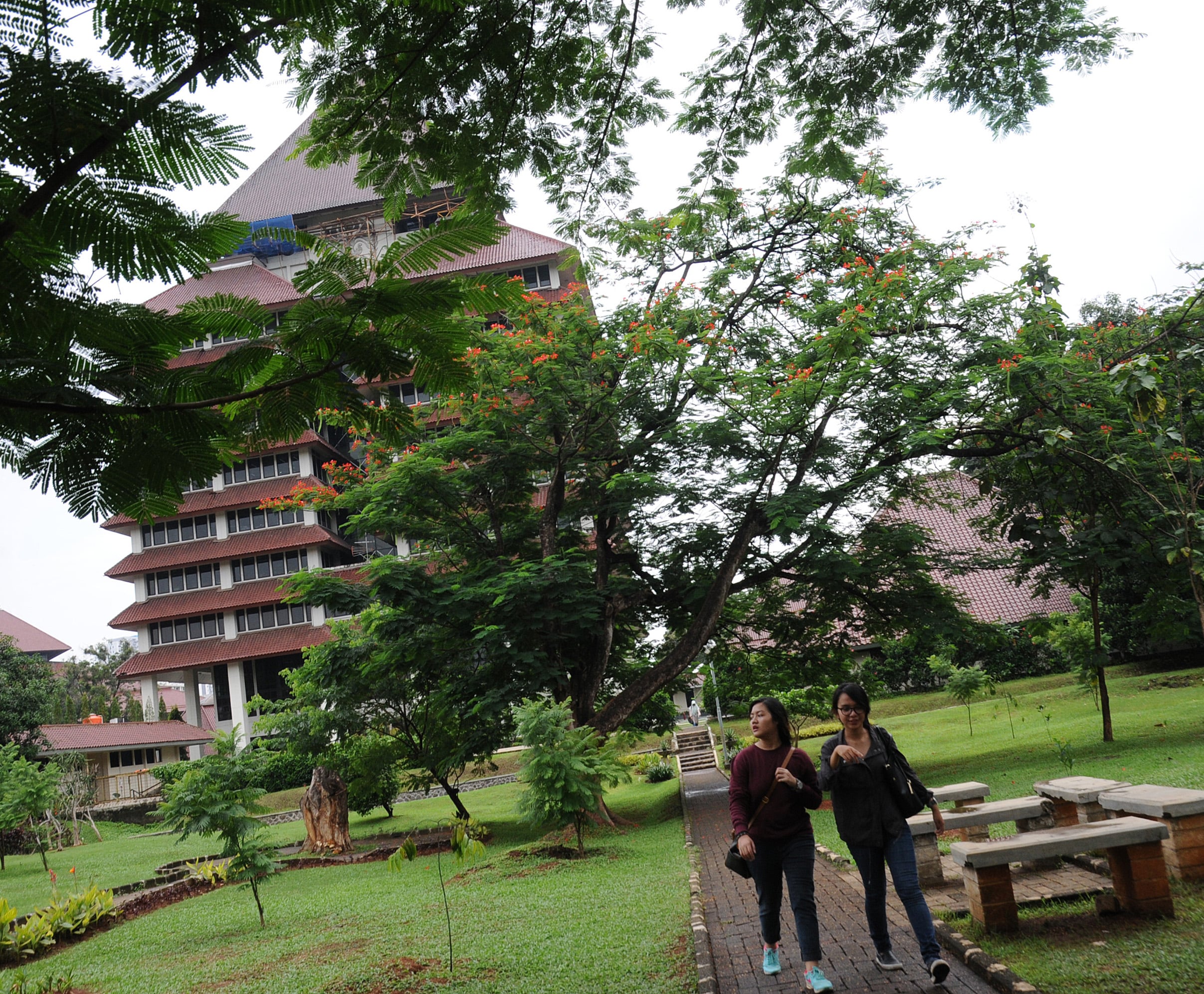 Mahasiswa di depan Gedung Rektorat UI, Depok, Selasa (26/1/2022). Tingkat pendidikan berpengaruh pada kinerja otak