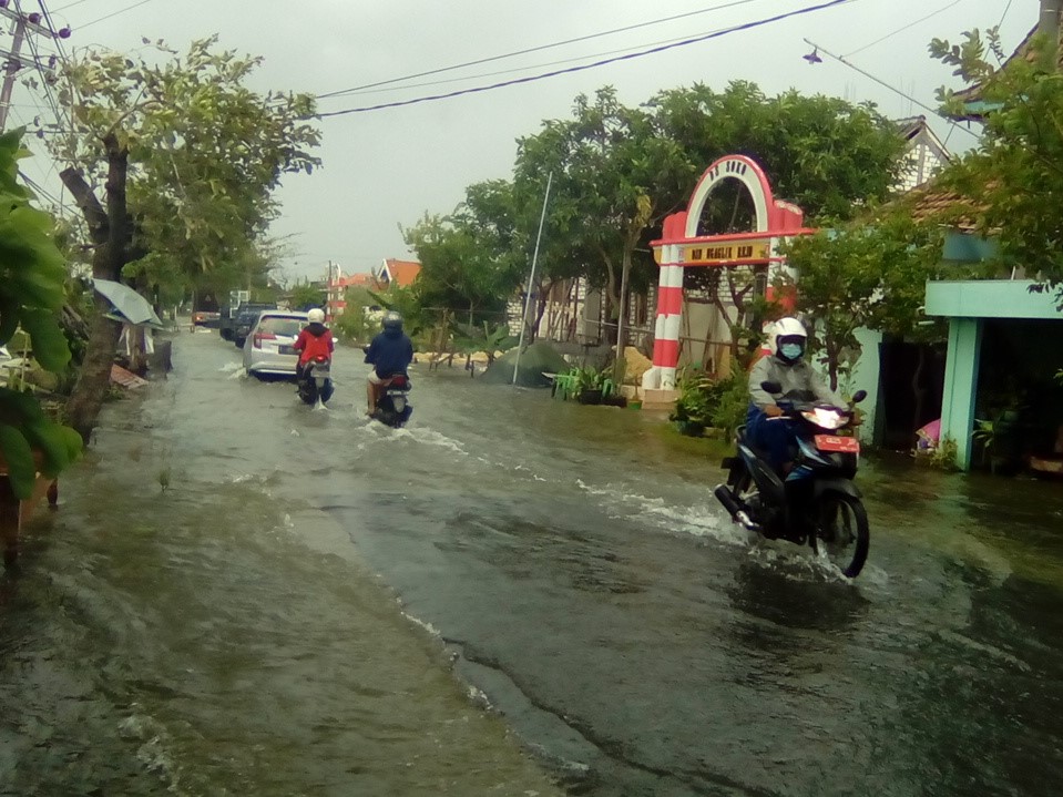 Meski sudah berlangsung lebih dari dua bulan, banjir luapan Bengawan Jero di Kabupaten Lamongan, Jatim, masih menggenangi tujuh kecamatan. 