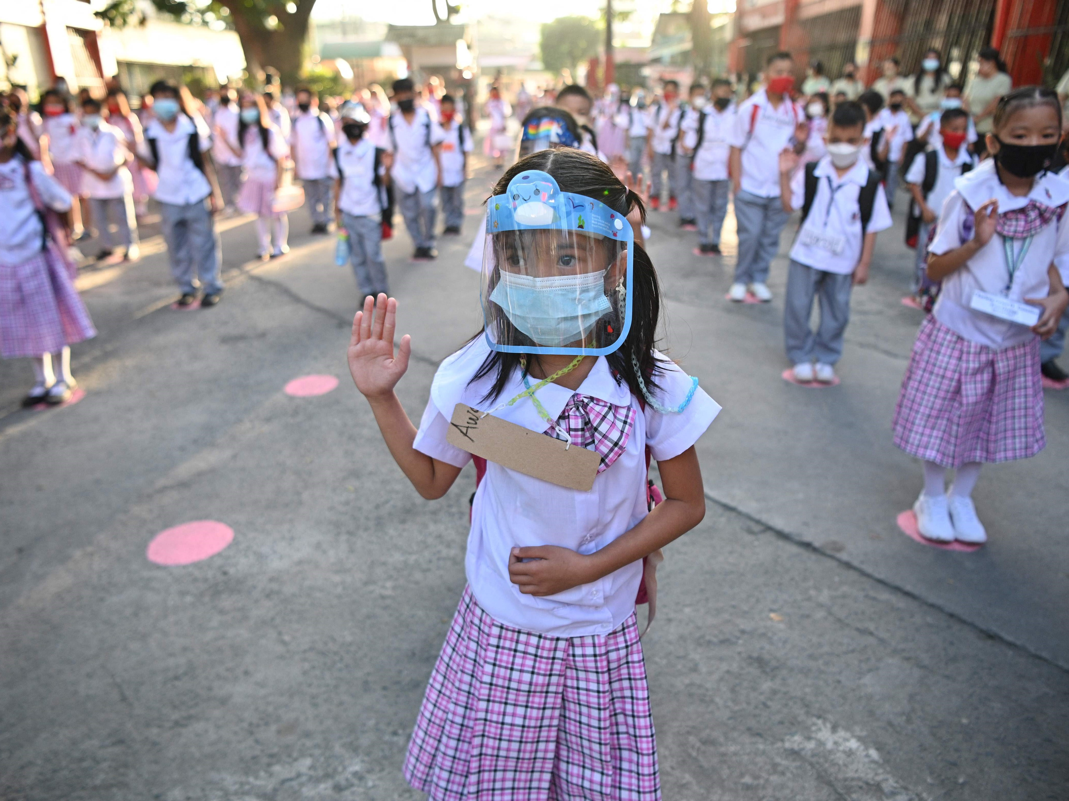 Siswa menghadiri upacara sebelum masuk kelas di SD Ricardo P Cruz, kota Taguig, pinggiran kota Manila, 6 Desember 2021.