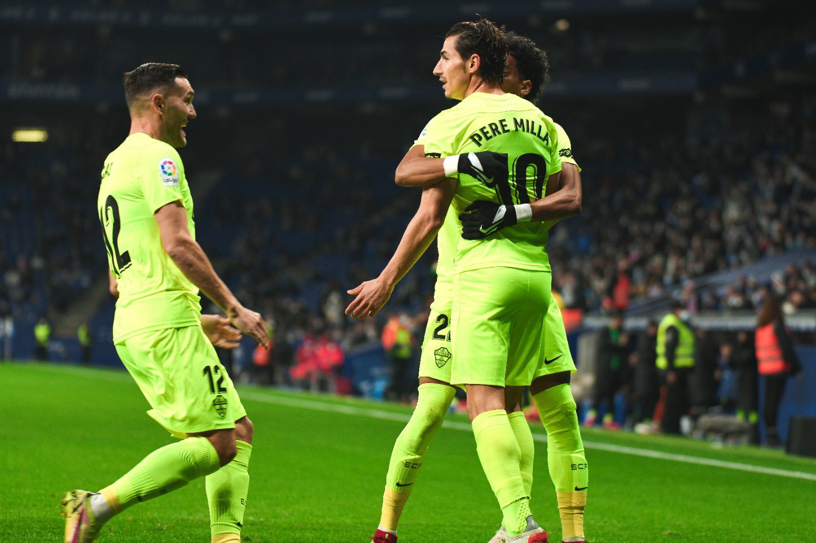 Para pemain Elche melakukan selebrasi usai mencetak gol ke gawang Espanyol di laga La Liga.