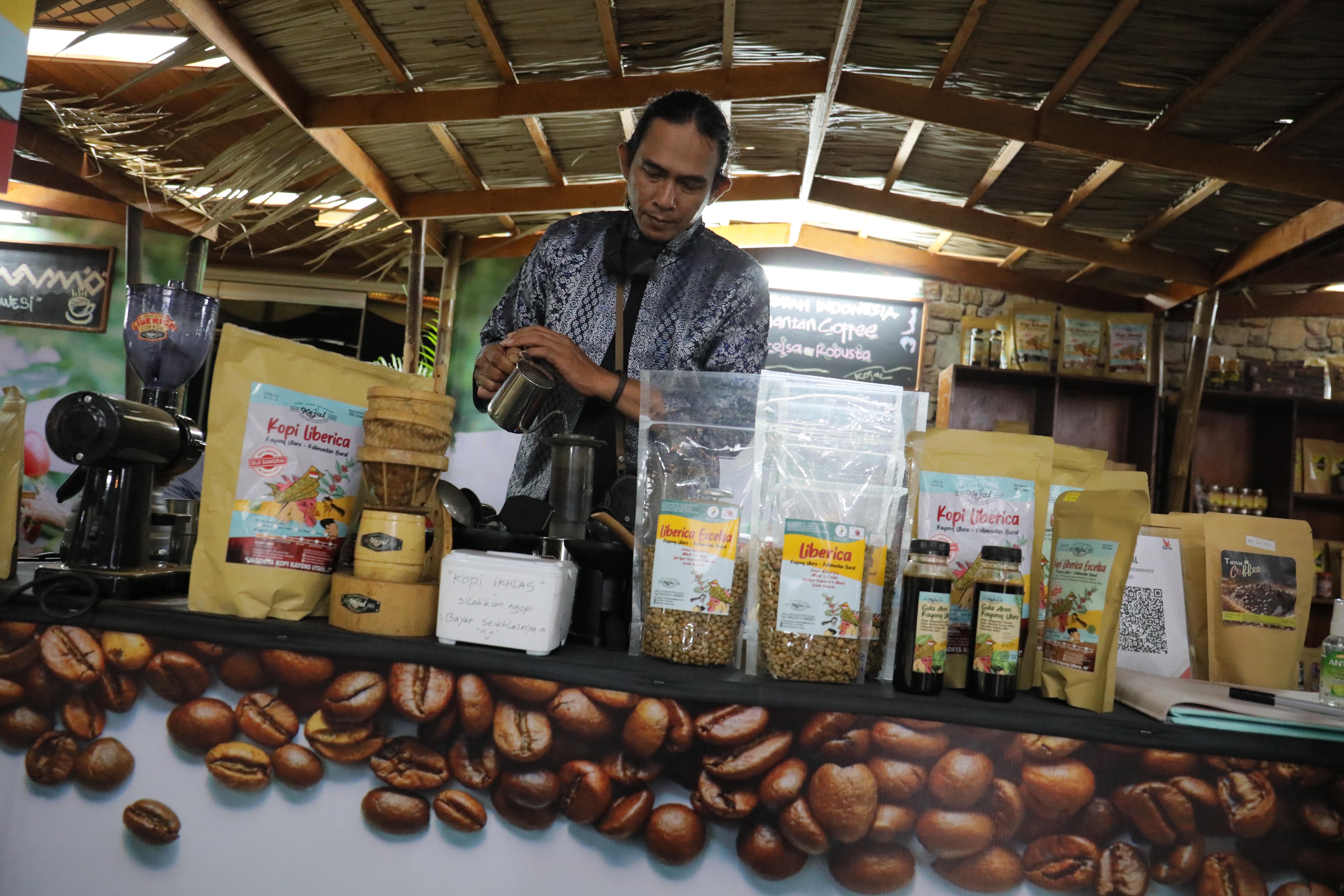 Barista meracik kopi pada Festival PeSoNa Kopi Agroforestry 2022.