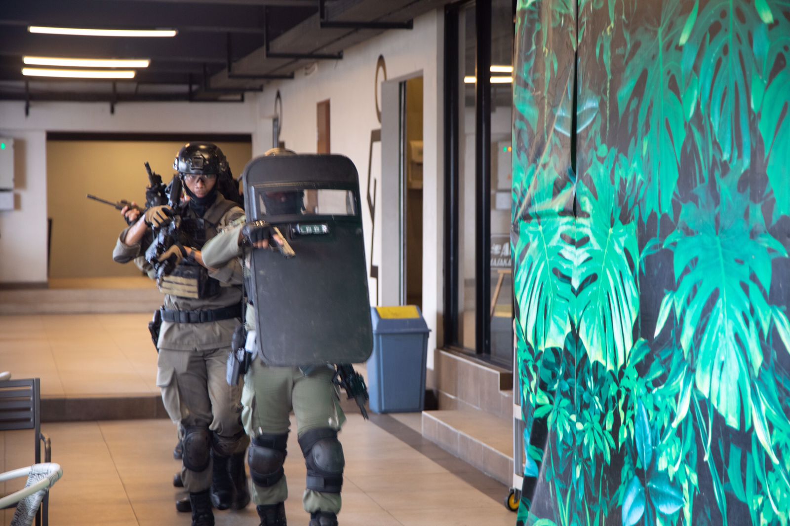 Brimob Polri berlatih di Distrik 1 Meikarta, Cikarang, Senin (10/1).