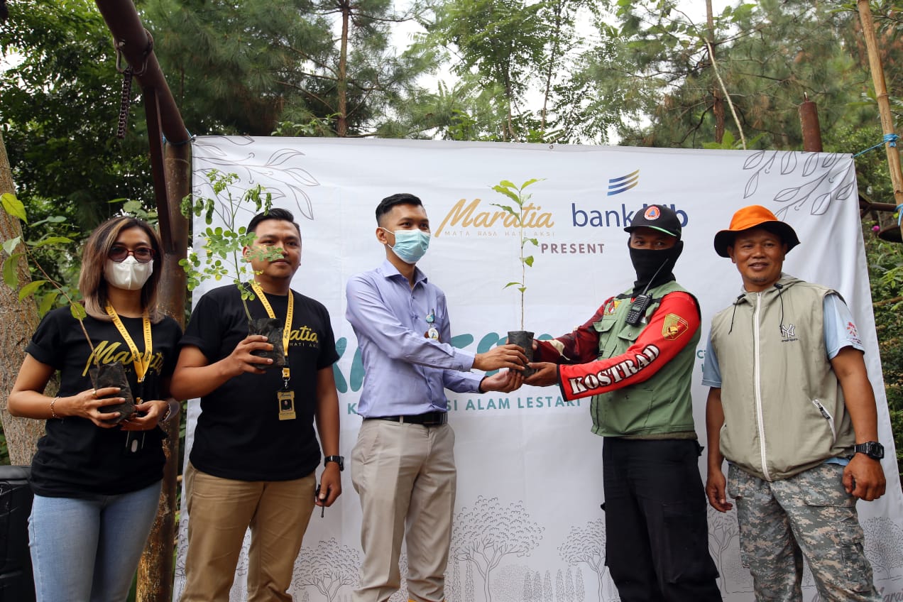 Bank BJB dan Yayasan Maratia menyerahkan bibit kopi untuk warga di Desa Ciporeat, Kecamatan Cilengkrang, Kabupaten Bandung