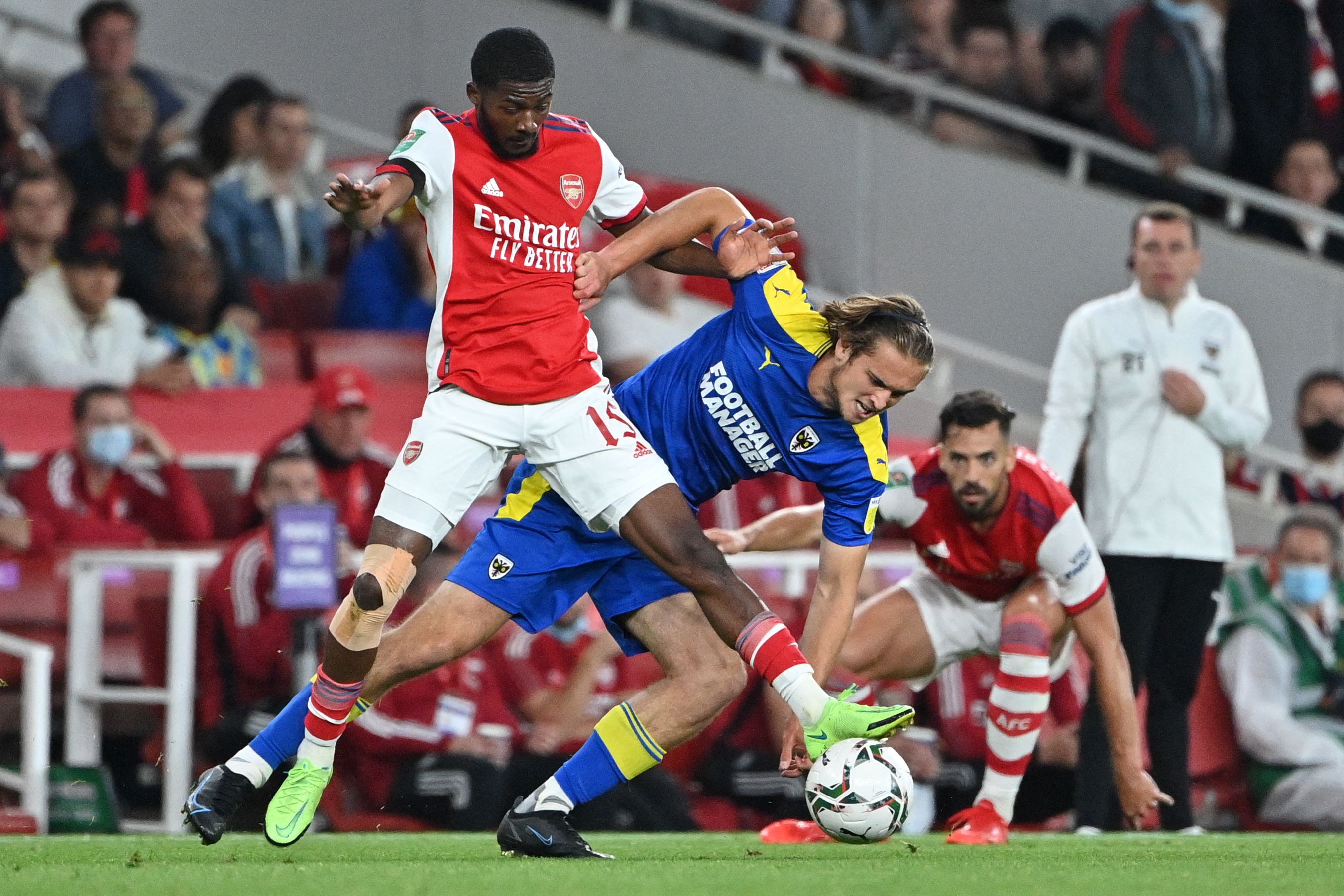 Gelandang Arsenal Ainsley Maitland-Niles (kiri)