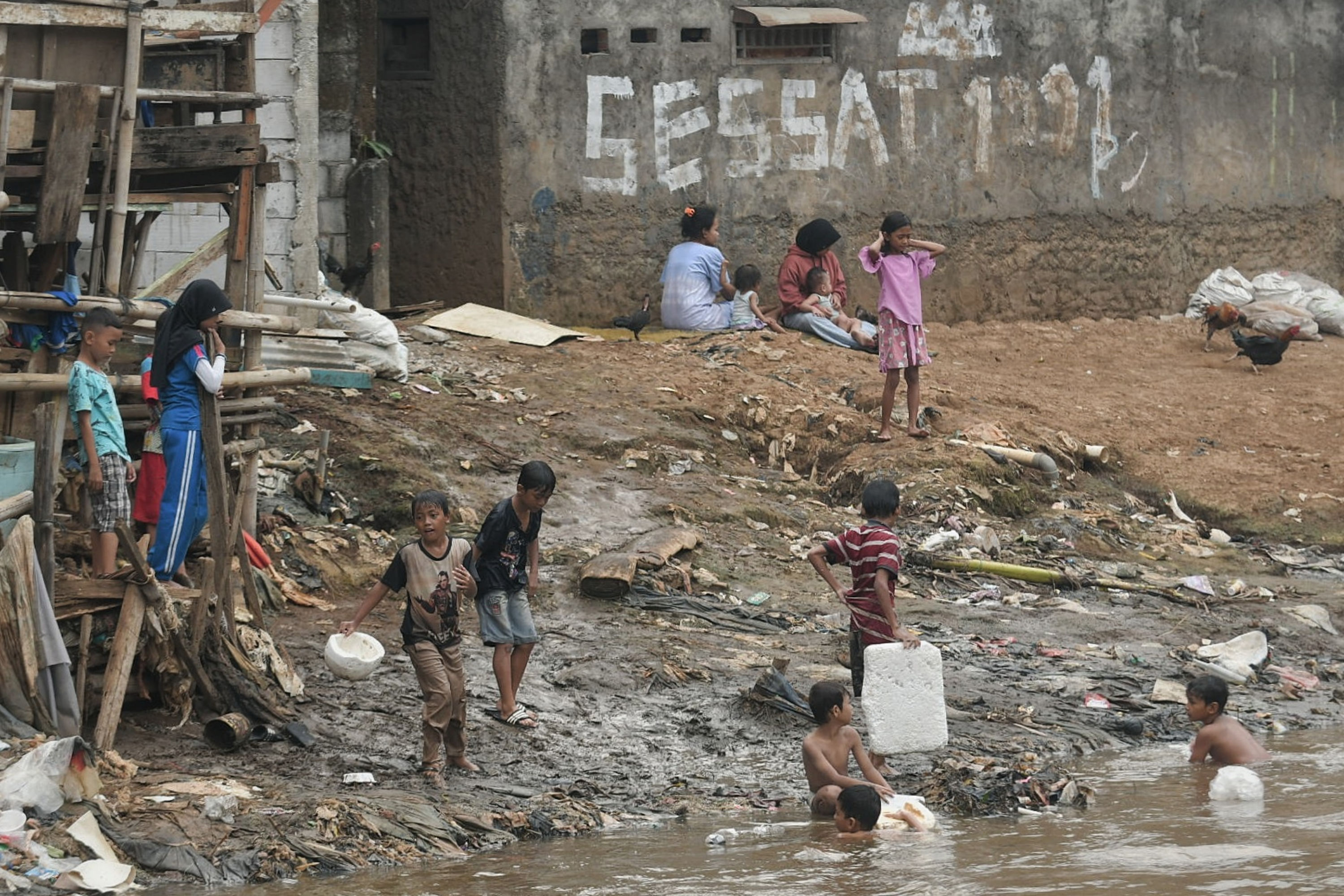 Anak-anak bermain air di Kali Ciliwung, Manggarai, Jakarta.