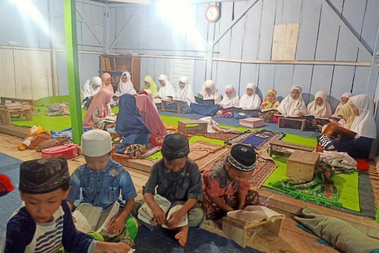 Beberapa waktu lalu, yayasan ini telah menyalurkan Al-Qur'an ke pelosok Madura dan anak-anak warga Pamekasan.