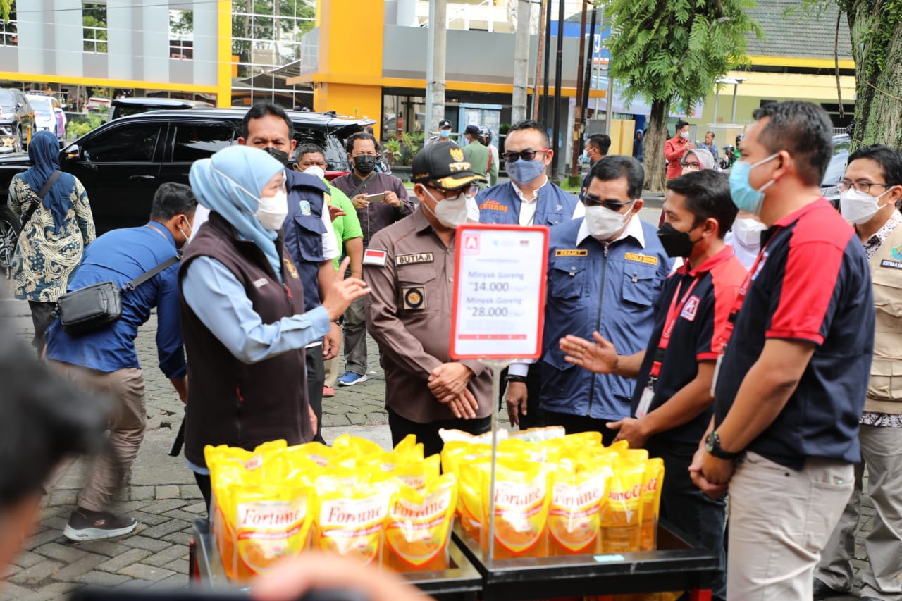 Gubernur Jatim Khofifah Indar Parawansa (kiri) memantau penjualan minyak goreng di Kota Malang, Jumat (21/1).
