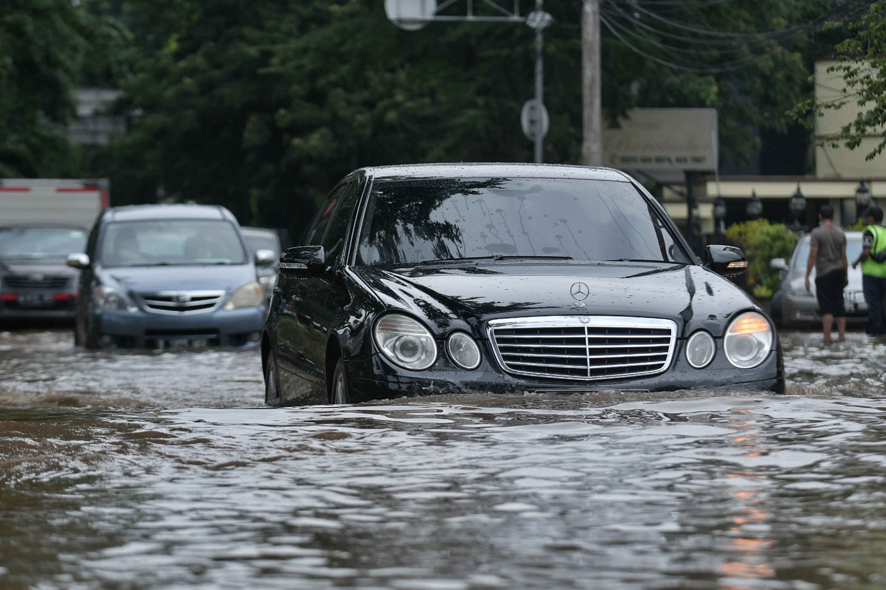 ejumlah kendaraan melintasi banjir di jalan Bungur Besar Raya, Kemayoran, Jakarta Pusat