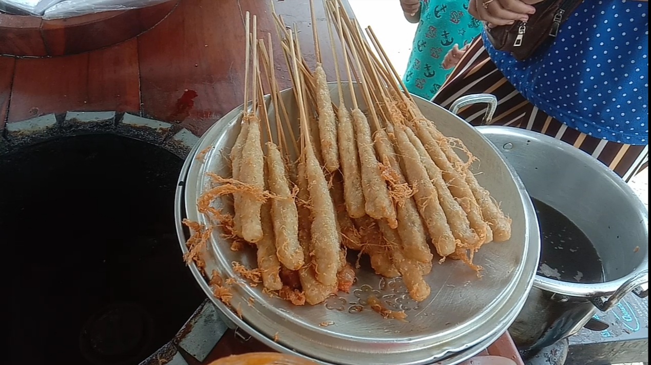Pedagang kecil meraih untung saat pelaksanaan vaksinasi anak di Labuanbajo, Manggarai, NTT, Rabu (26/1)