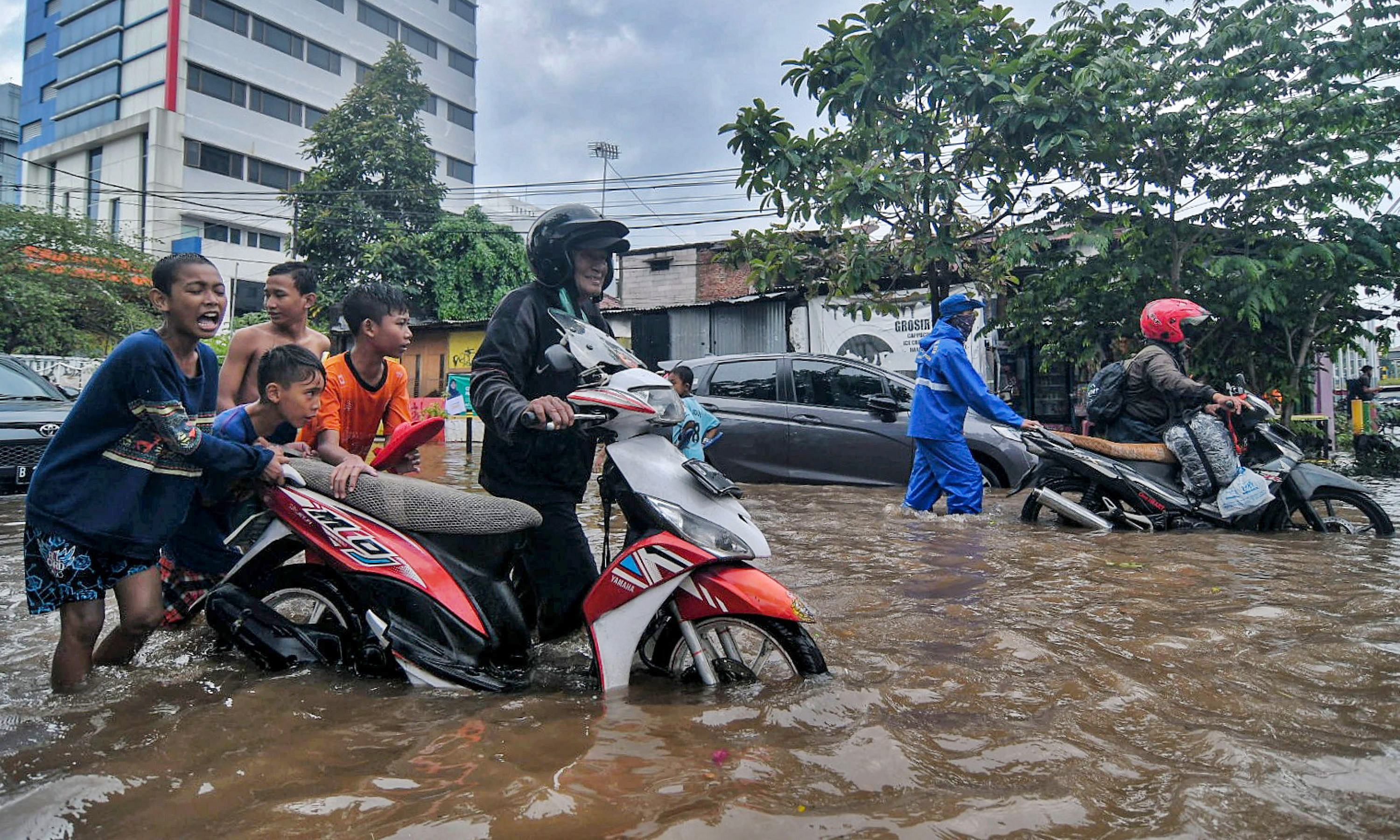 Kendaraan yang mogok akibat banjir di jalan Bungur Besar Raya, Kemayoran, Jakarta Pusat.