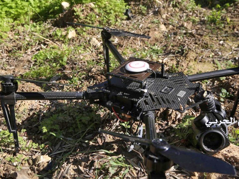 Gambar dirilis kantor media kelompok militan Syiah Libanon Hizbullah, drone Israel yang jatuh dipajang di lokasi yang dirahasiakan.