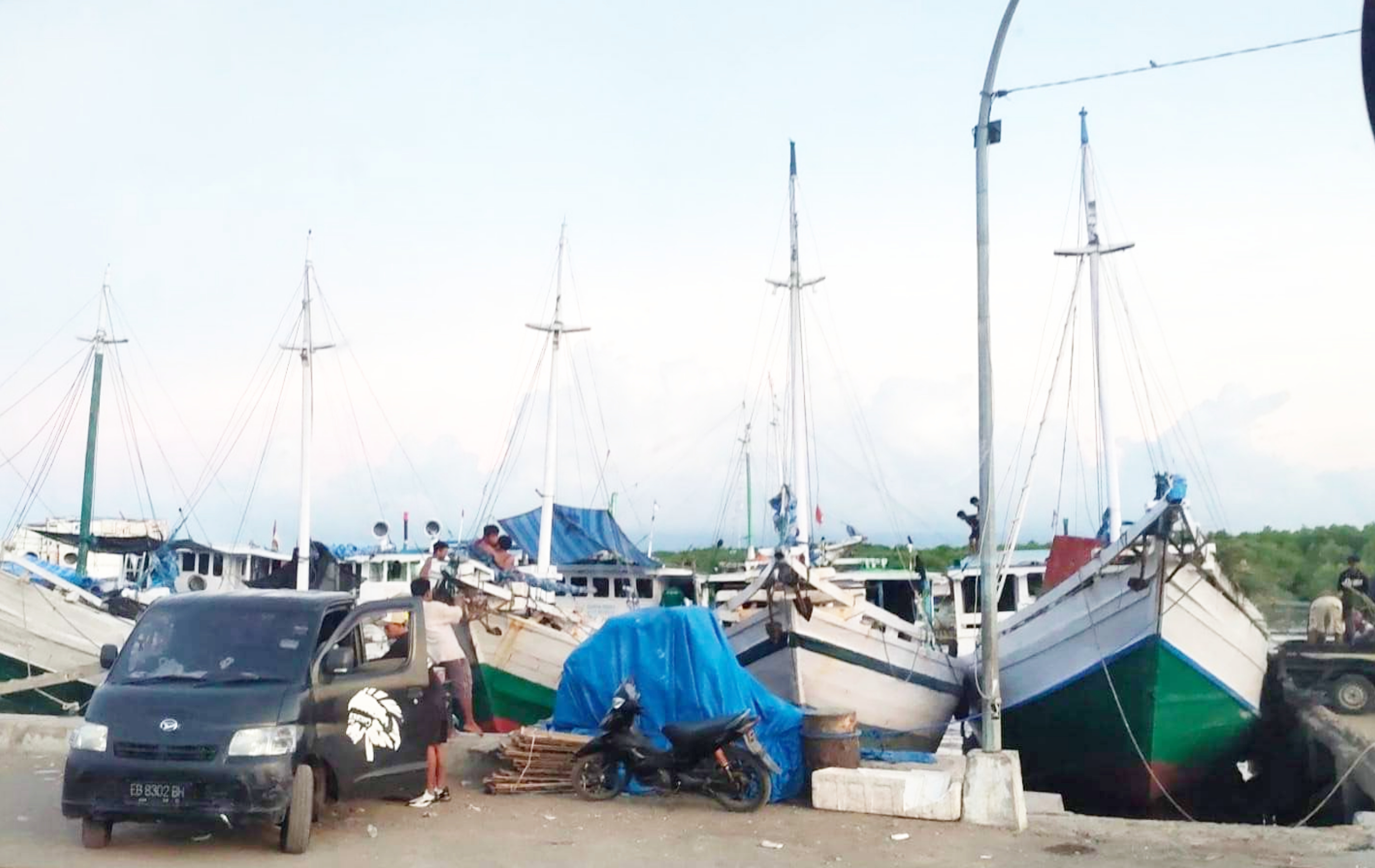 Aktivitas di Pelabuhan Wuring, Sikka, NTT.  