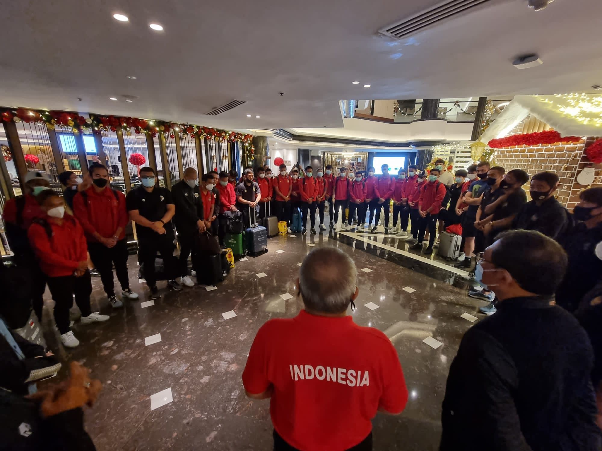 Dubes Indonesia untuk Singapura, Suryopratomo (belakangi kamera) saat melepas kepulangan tim di Hotel Orchard Singapura, Minggu (2/1)