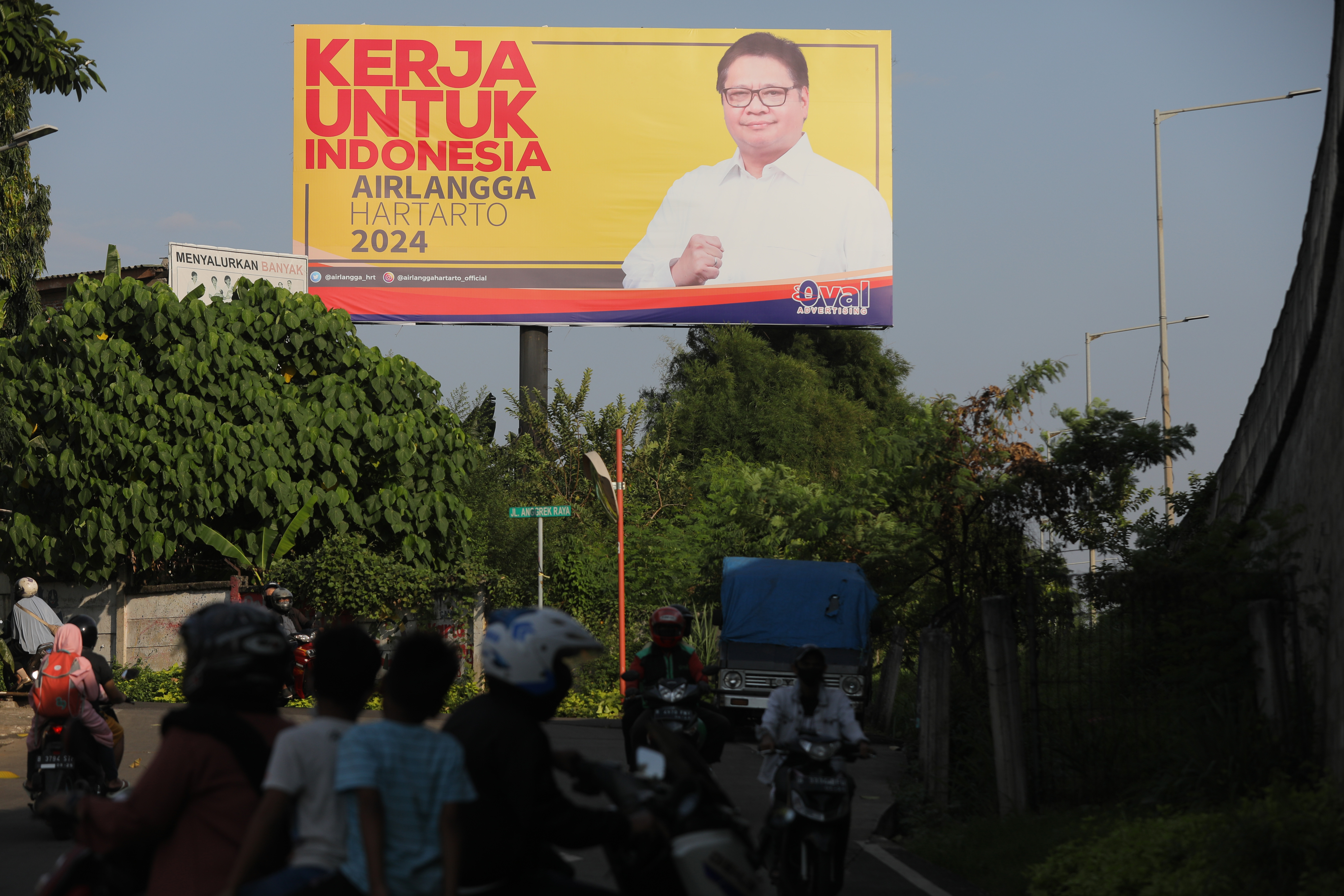 Baliho Ketua Umum Airlangga Hartarto