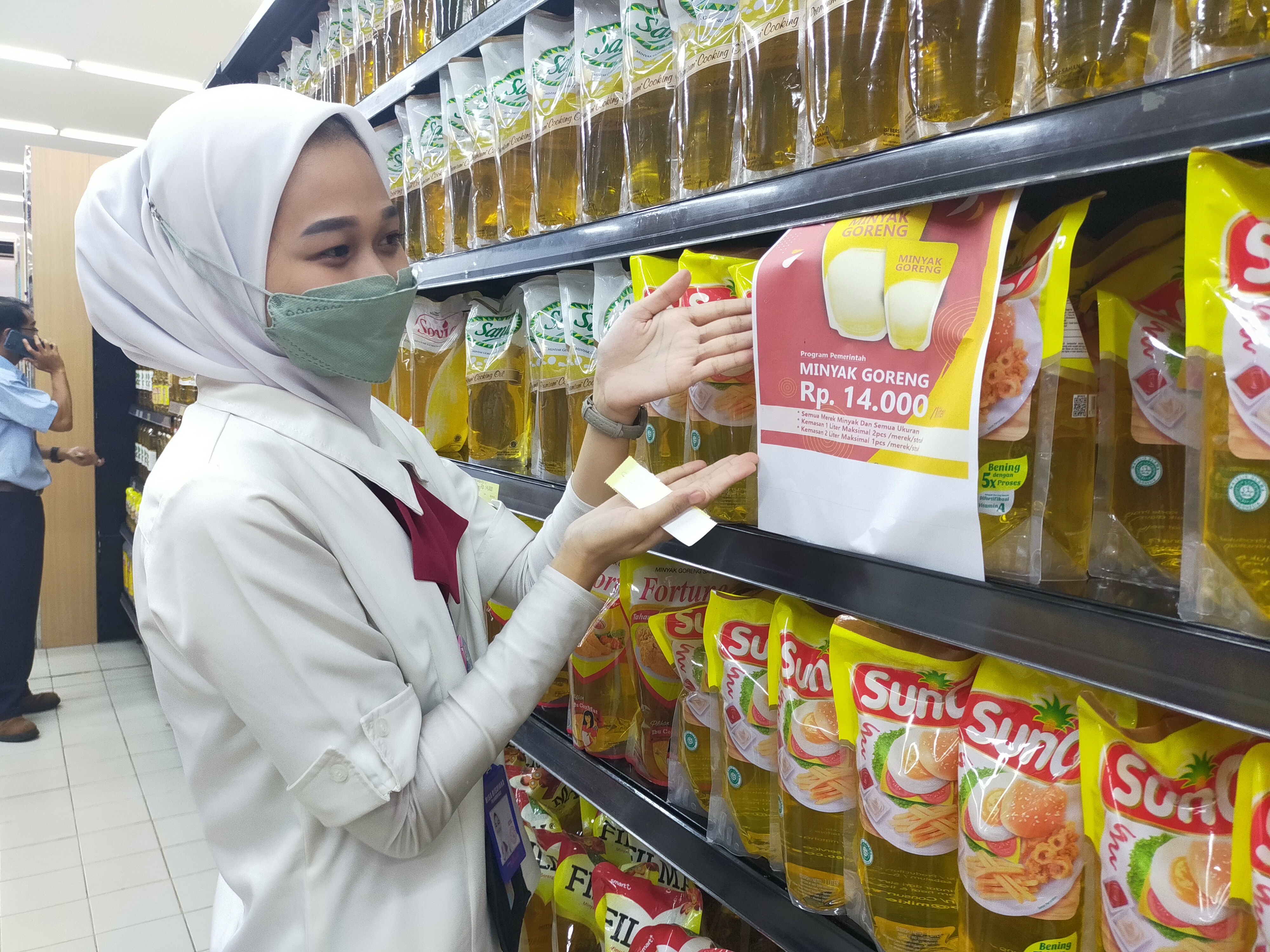 Harga minyak goreng kemasan di pasar modern di Tasikmalaya sesuai harga patokan pemerintah tapi stoknya cepat habis.