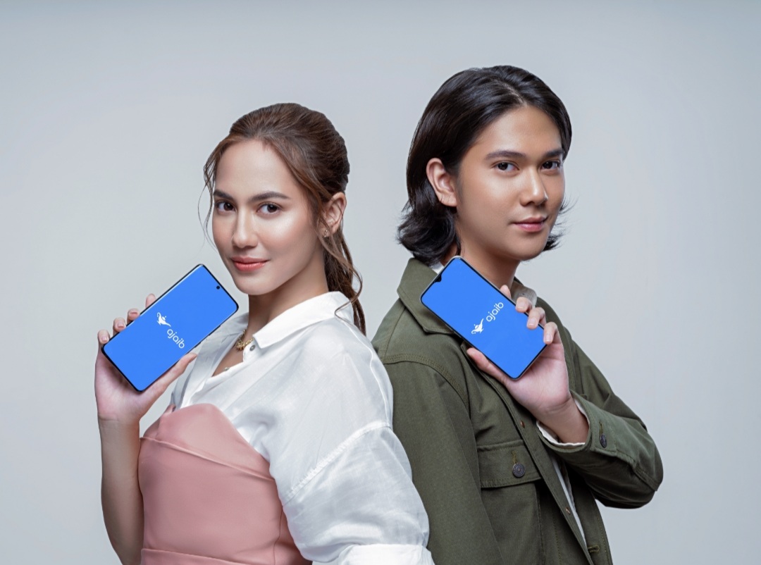 Pevita Pearce dan Iqbaal Ramadhan menunjukkan platform Ajaib yang jadi tempatnya berinvestasi