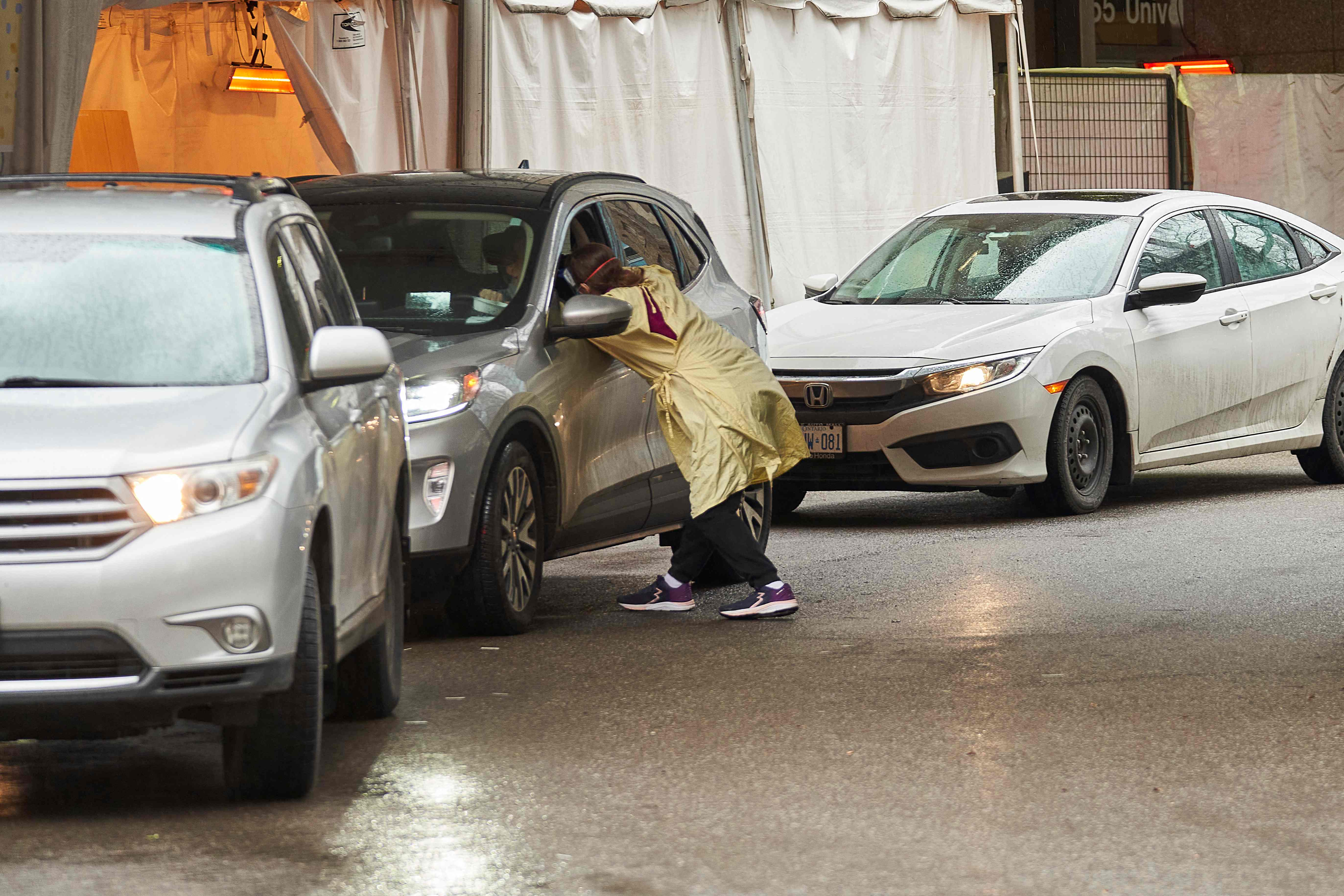 Petugas medis melakukan rapid test Covid-19 secara drive thru kepada pengguna kendaraan di Toronto, Ontario, Kanada, Rabu (5/1).