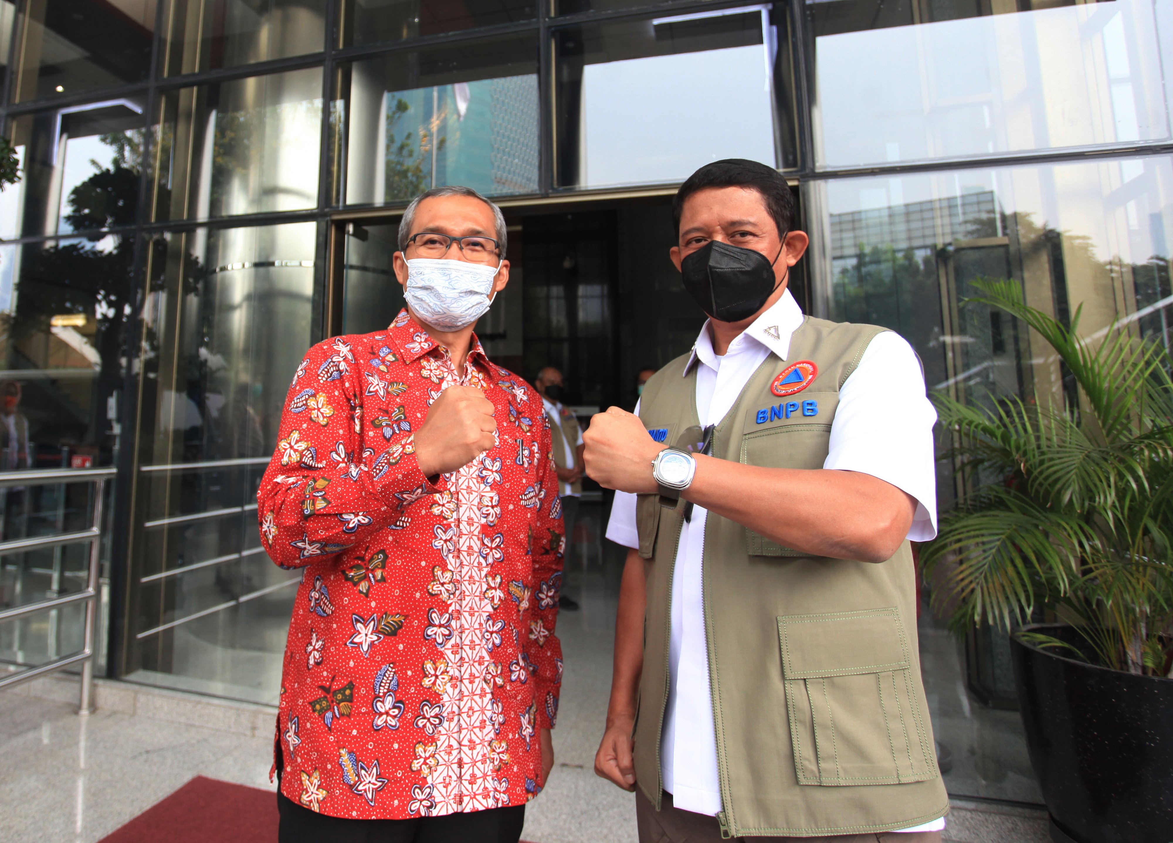 Wakil Ketua KPK Alexander Marwata (kiri) bersama Kepala Badan Nasional Penanggulangan Bencana (BNPB) Letjen TNI Suharyanto (kanan).