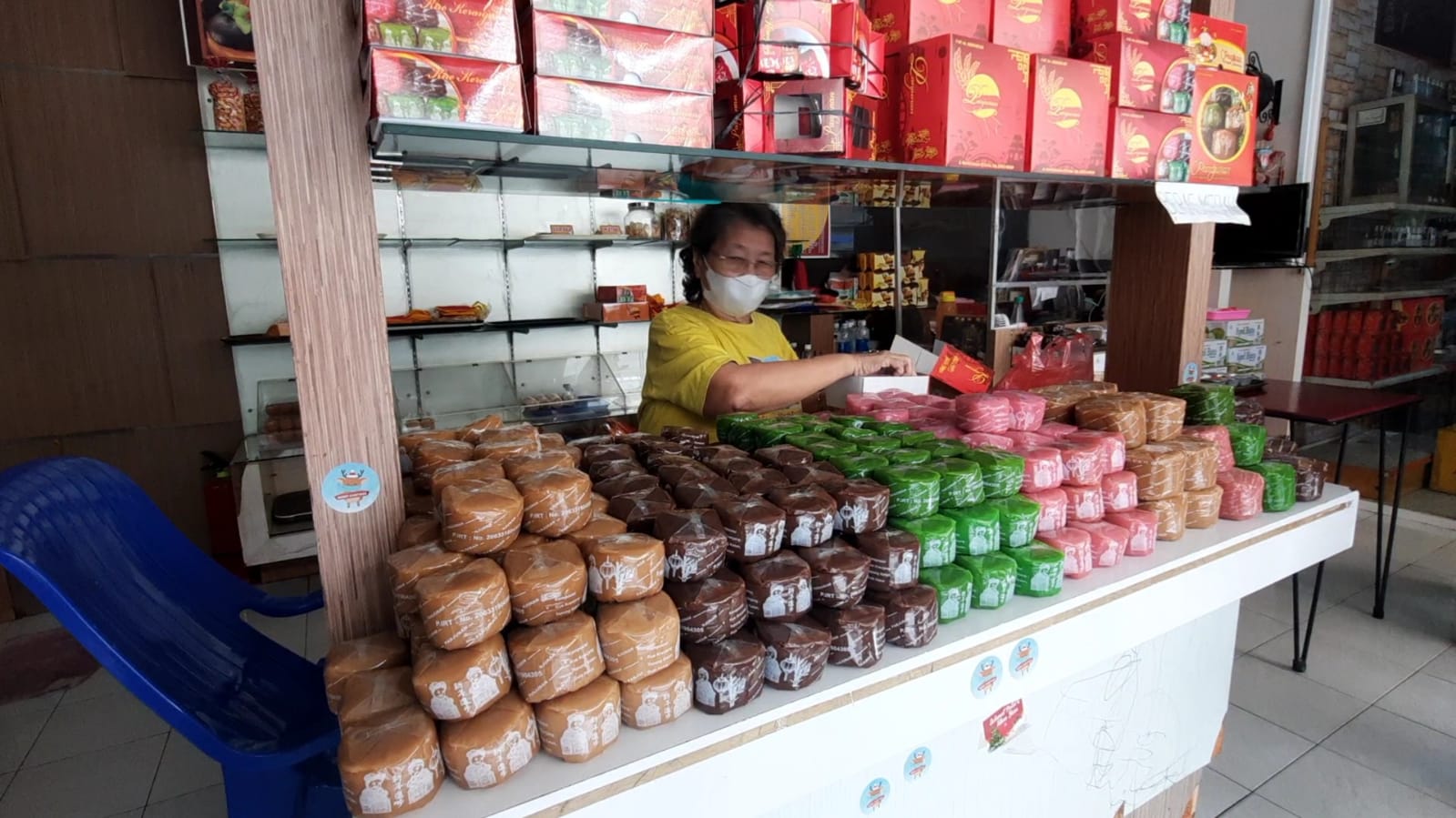 Perajin kue keranjang asal Kudus kebanjiran pesanan di momen tahun baru Imlek