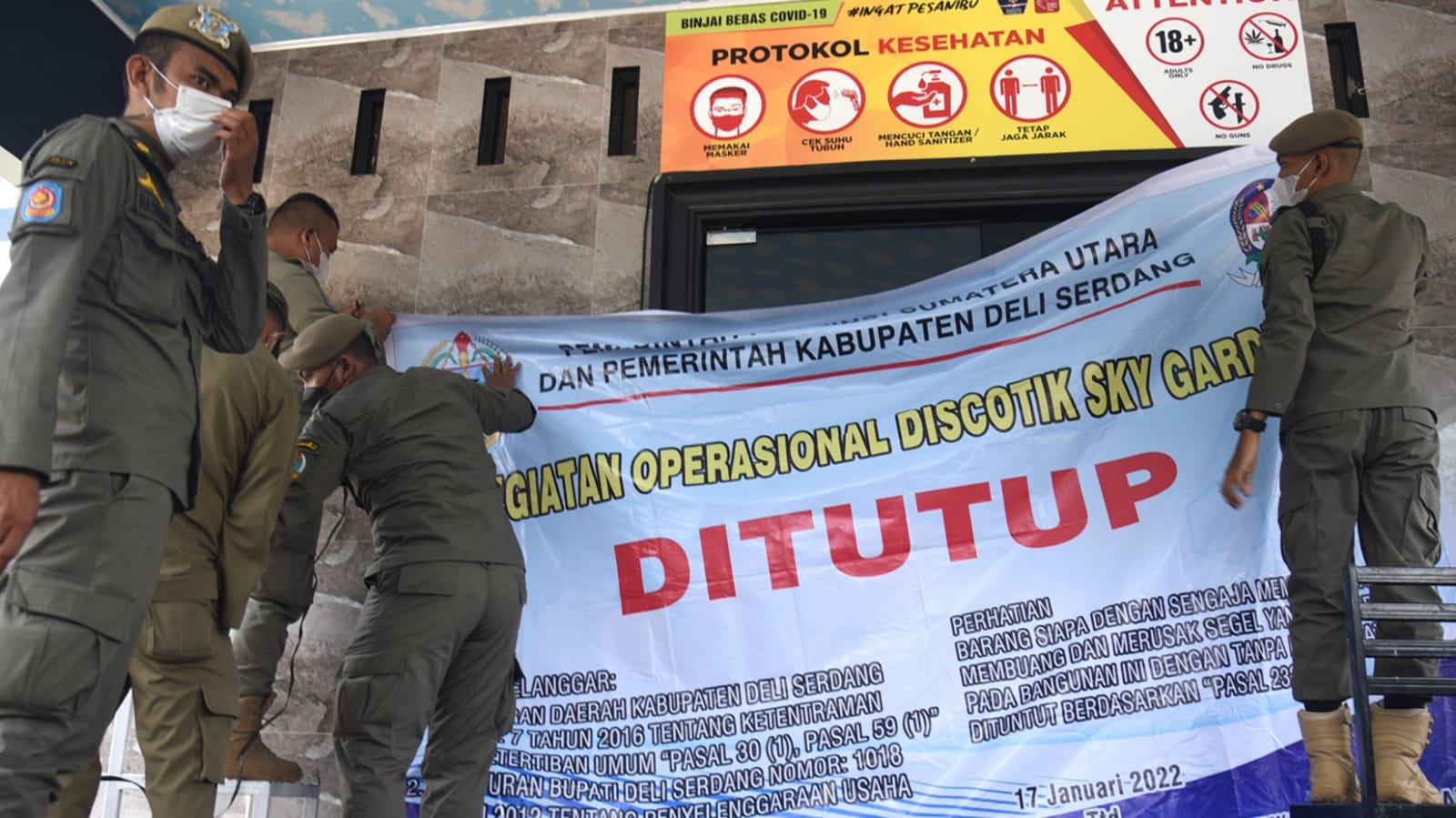 Sejumlah petugsa Satpol PP Sumut memasang spanduk penutupan Diskotek Sky Garden di Delserdang, Sumut.