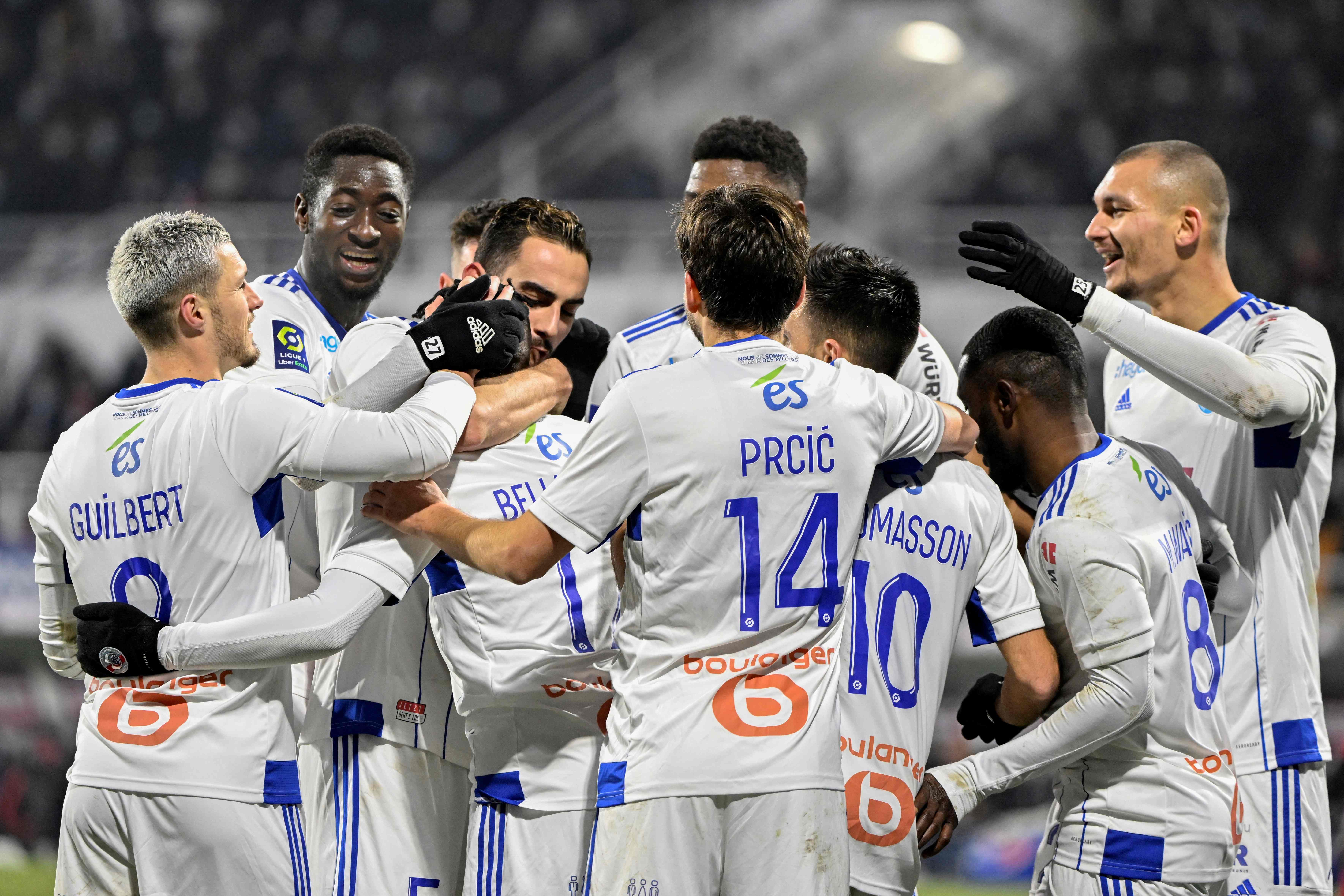 Para pemain Strasborug melakukan selebrasi usai mencetak gol ke gawang Clermont Foot di laga La Liga.