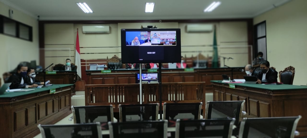 Sidang perdana dengan terdakwa Bupati Probolinggo non aktif di Pengadilan Tipikor Surabaya