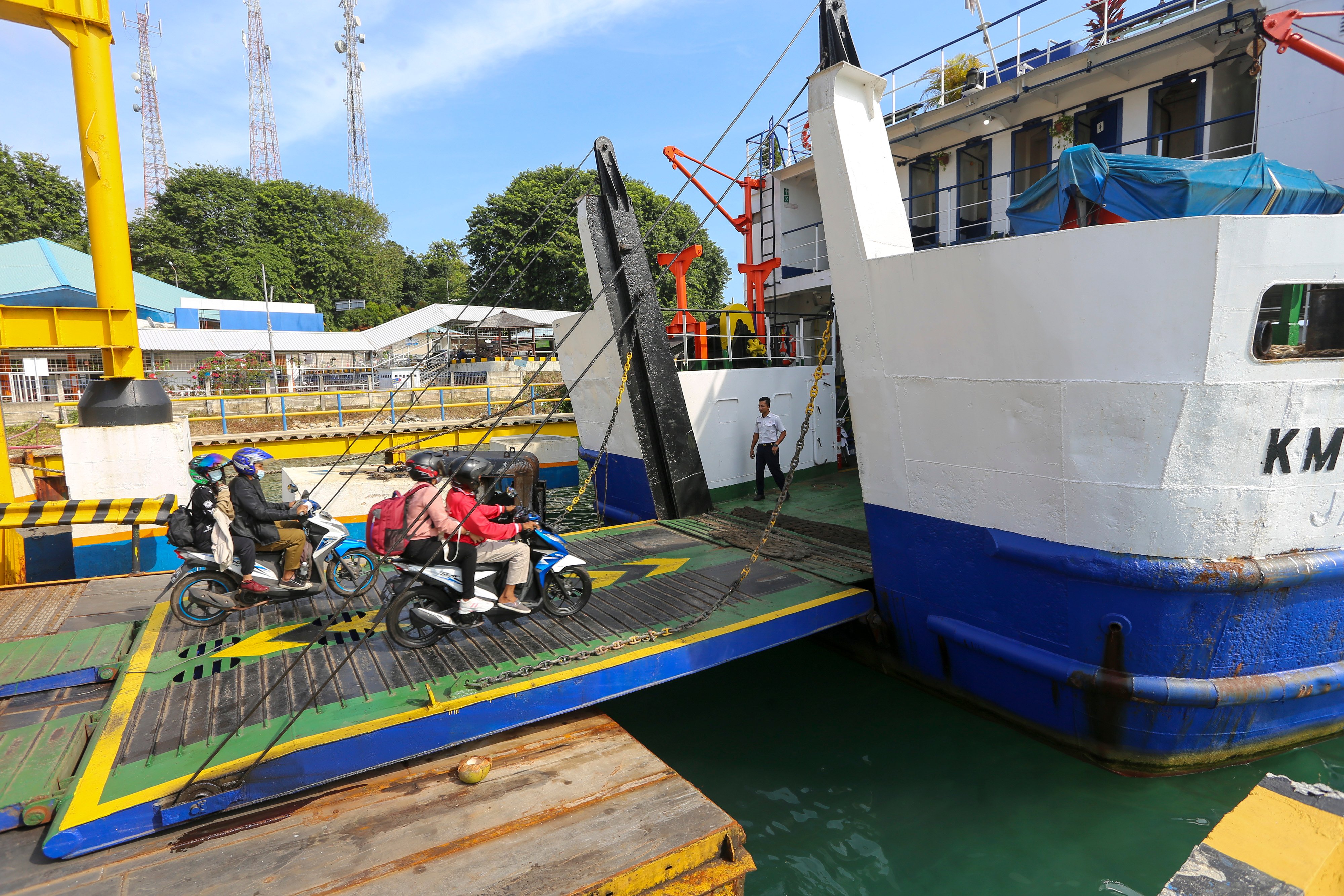 Penumpang memasuki kapal Feri di Pelabuhan Telaga Punggur, Batam, Kepri