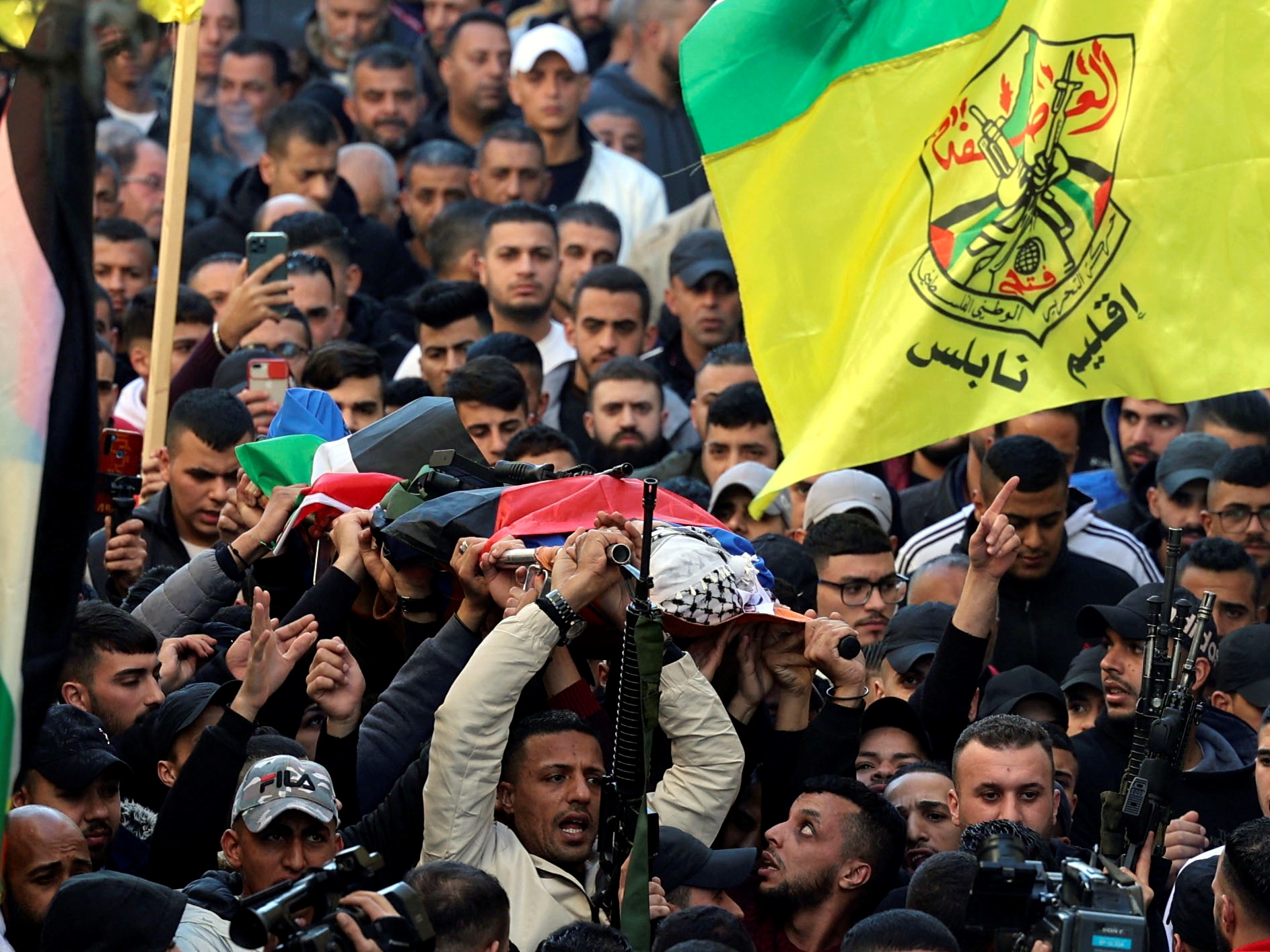 Pelayat menghadiri pemakaman Bakir Hashash Palestina, 21, di kamp pengungsi Tepi Barat, Balata, pada 6 Januari 2022. 