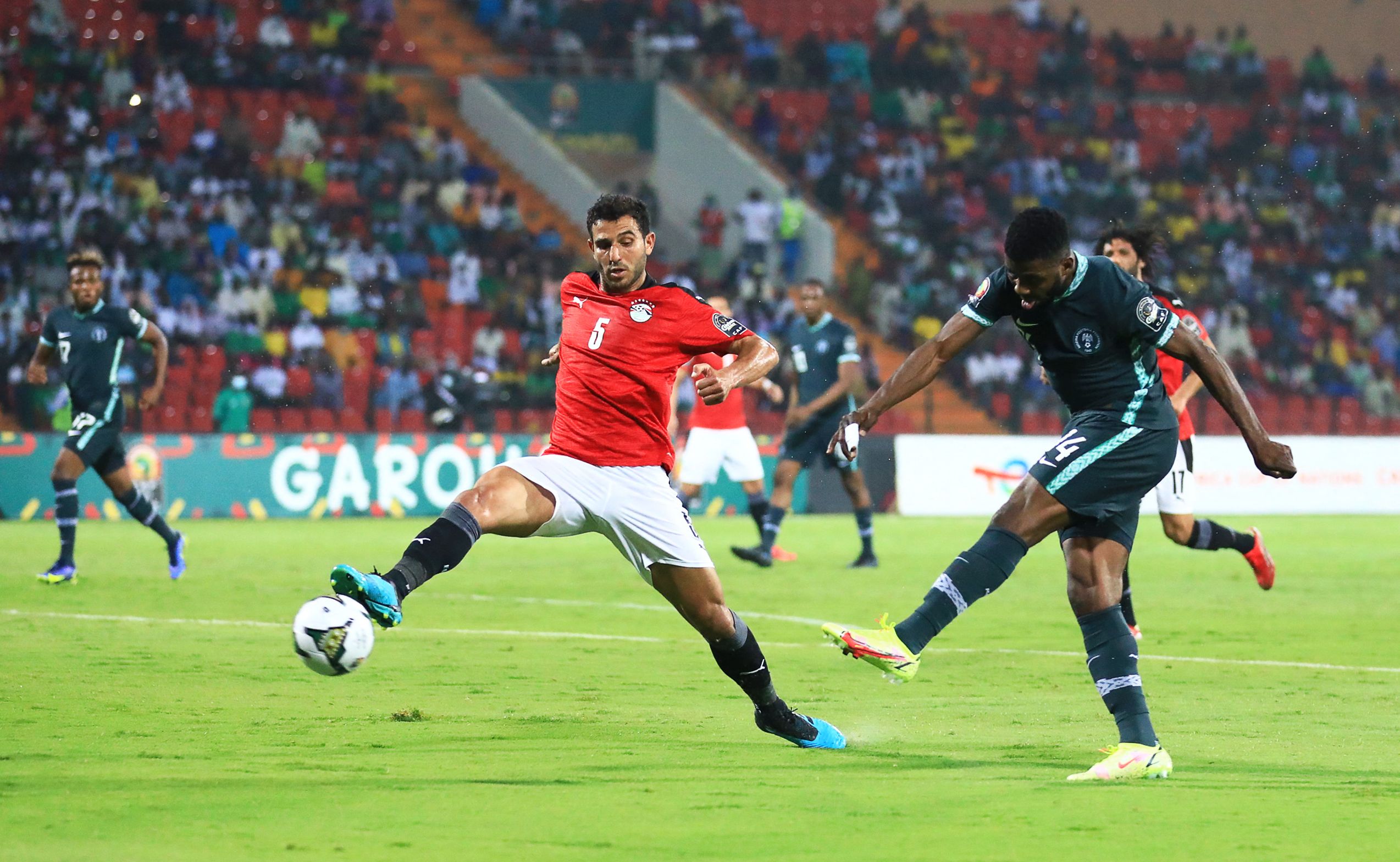 Penyerang Nigeria Kelechi Iheanacho melepaskan tendangan dalam laga Piala Afrika melawan Mesir.