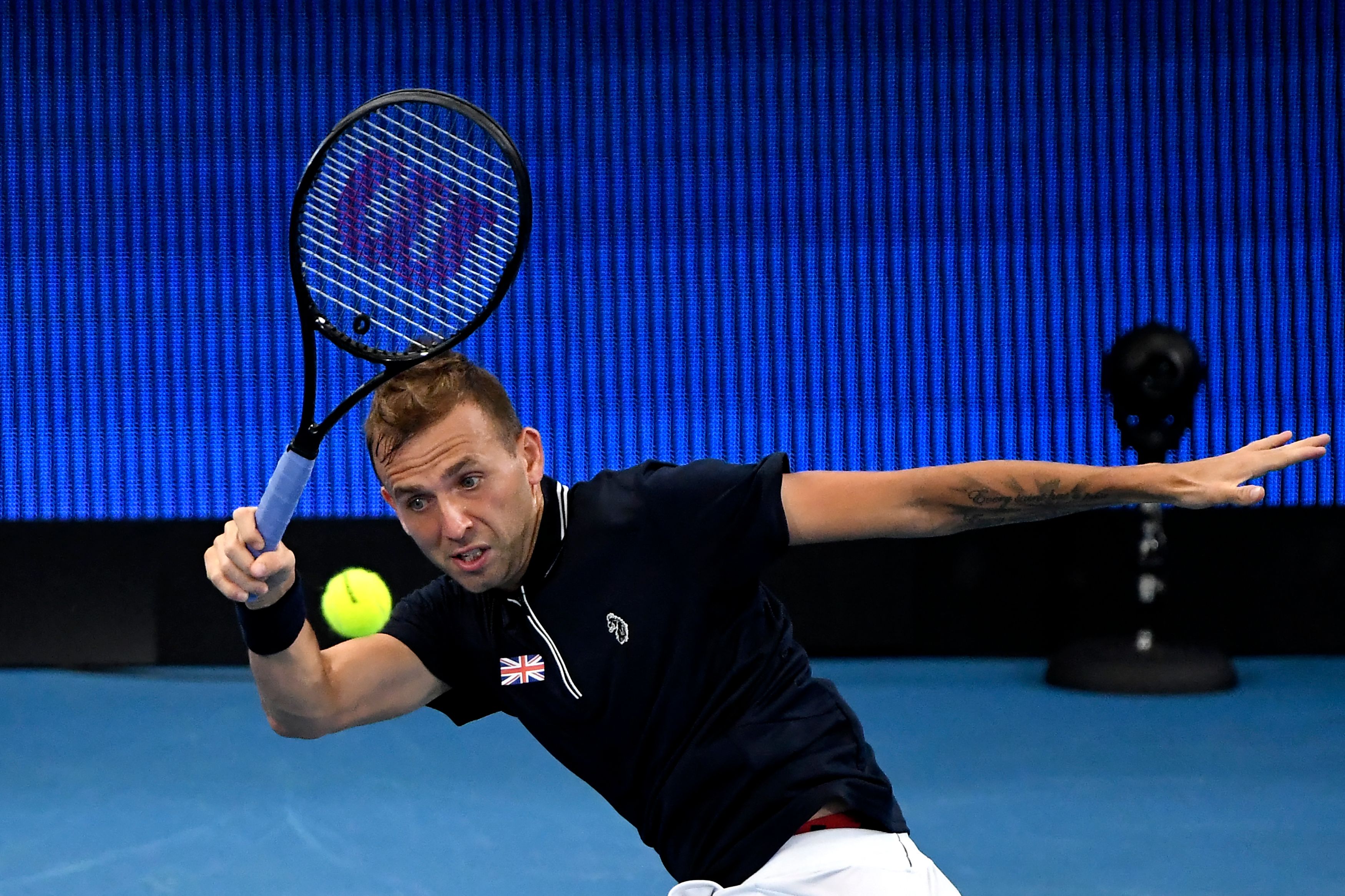 Aksi petenis Inggris Daniel Evans saat mengembalikan bola di laga Piala ATP 2022. 