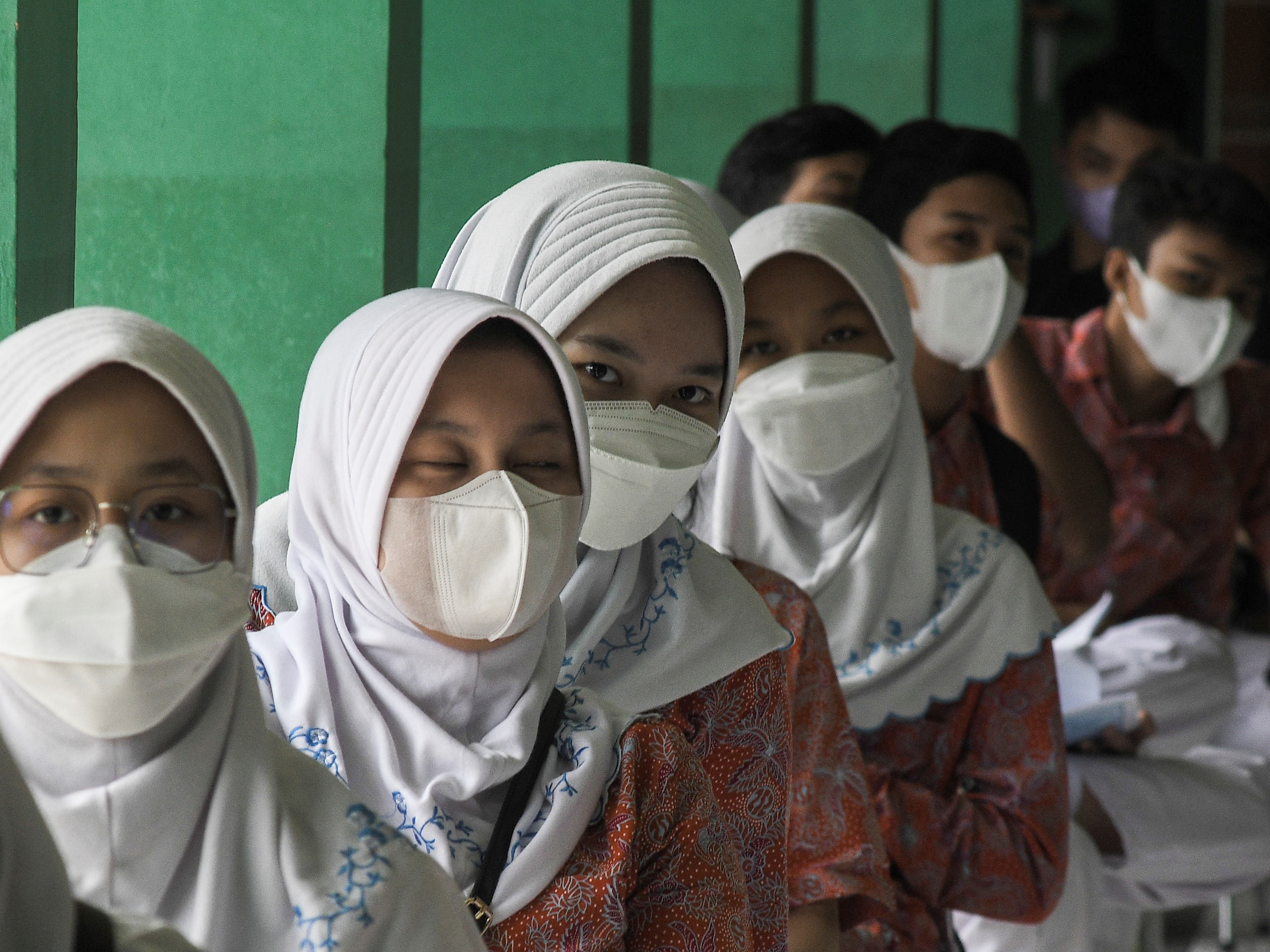 Siswa SMPN 252 antre untuk mengikuti tes usap PCR di Jakarta Timur, Kamis (13/1/2022). 