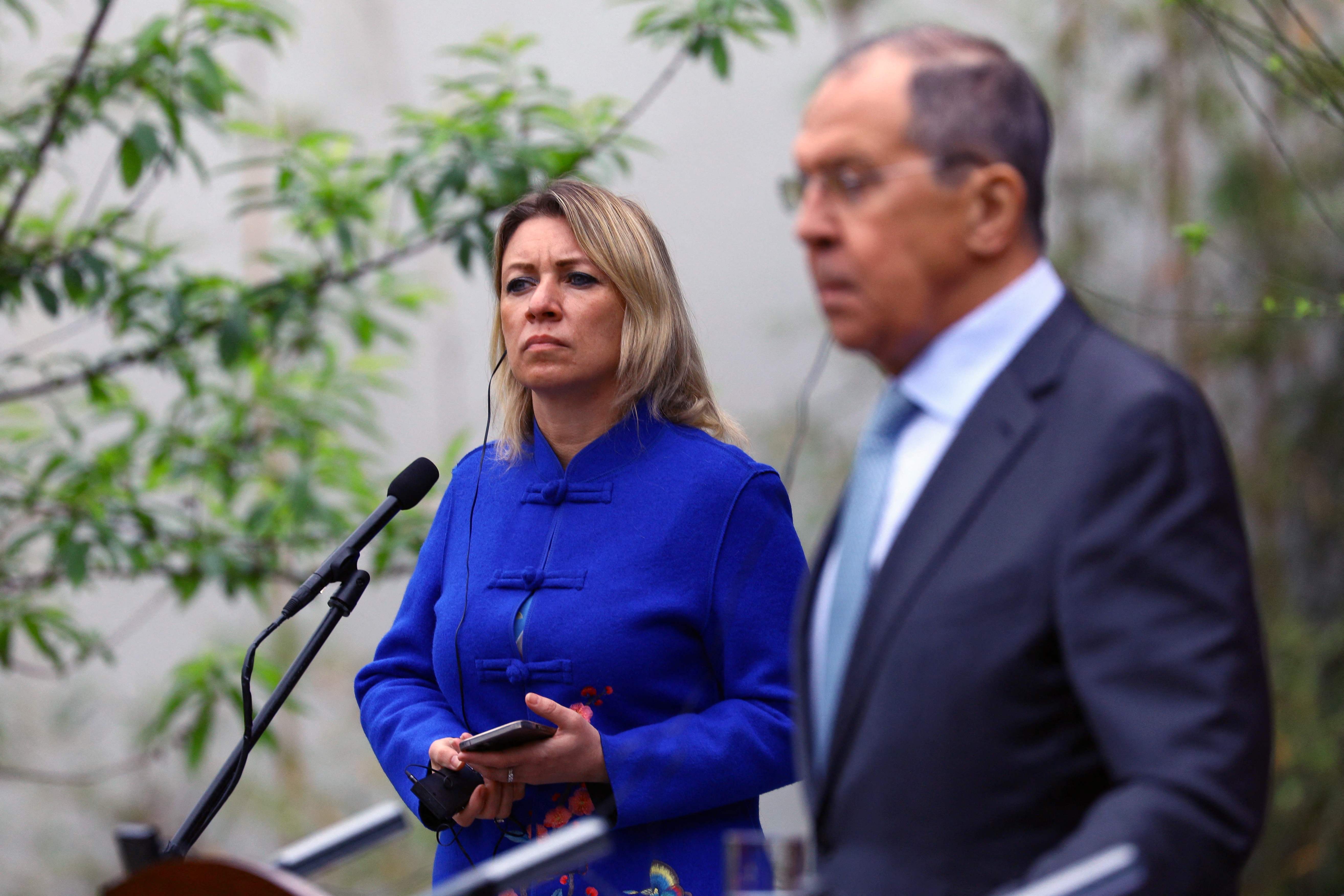 Juru bicara Kemenl Rusia Maria Zakharova (kiri) dan Menlu Rusia Sergei Lavrov saat kunjungan ke Guilin, Tiongkok.  