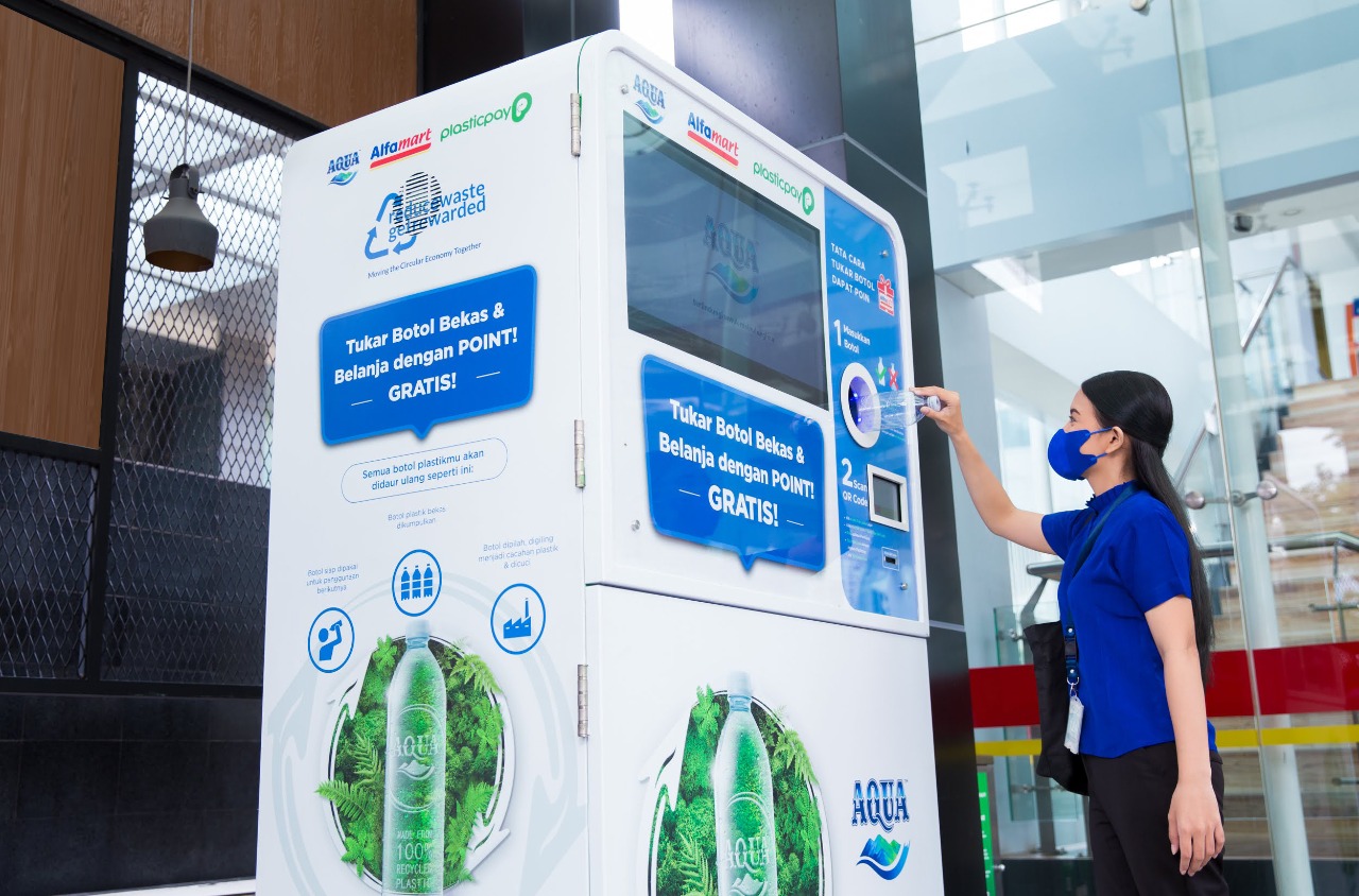 Aqua Reverse Vending Machine (RVM) atau Mesin Penukaran Botol plastik pascakonsumsi untuk mengatasi sampah plastik. 