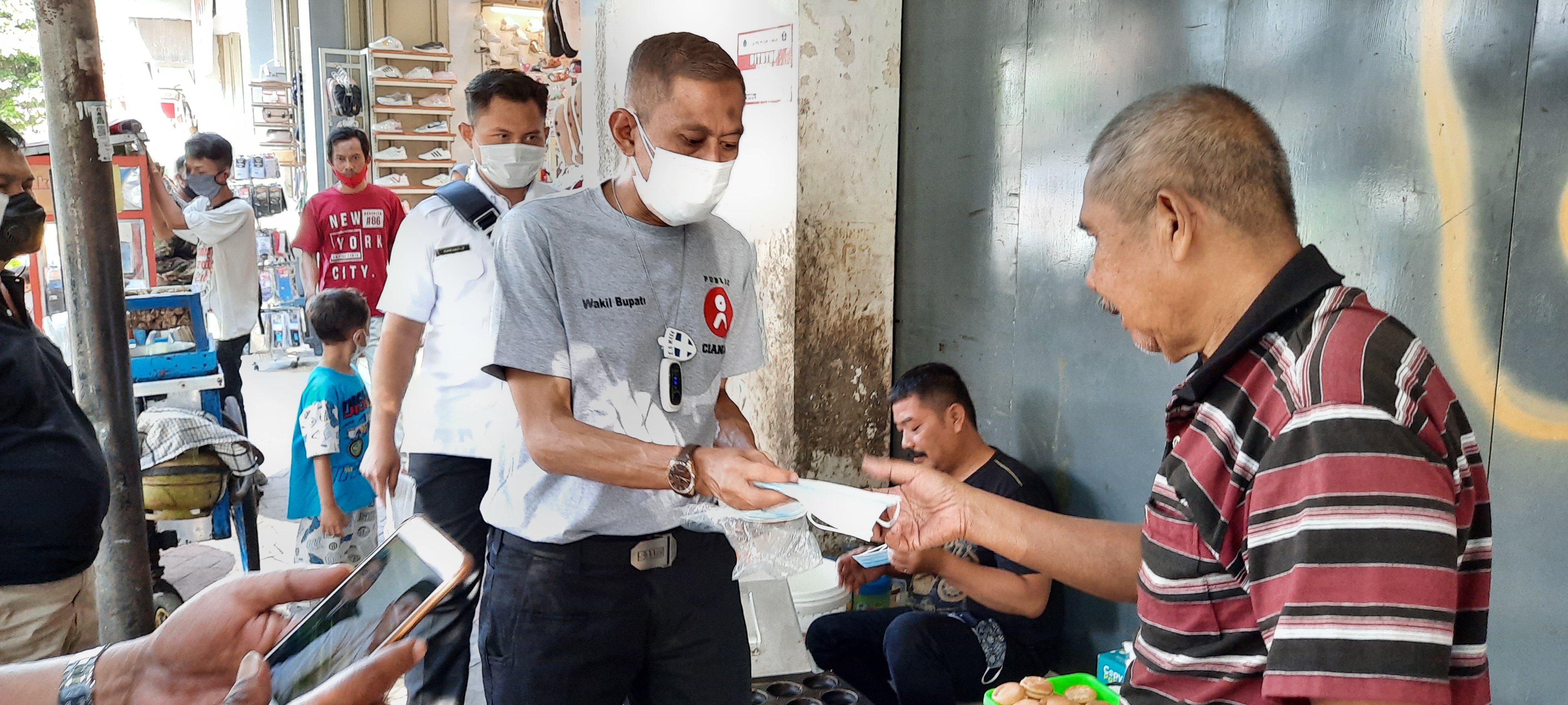 Wakil Bupati Cianjur Tb Mulyana Syahrudin (kedua dari kanan)