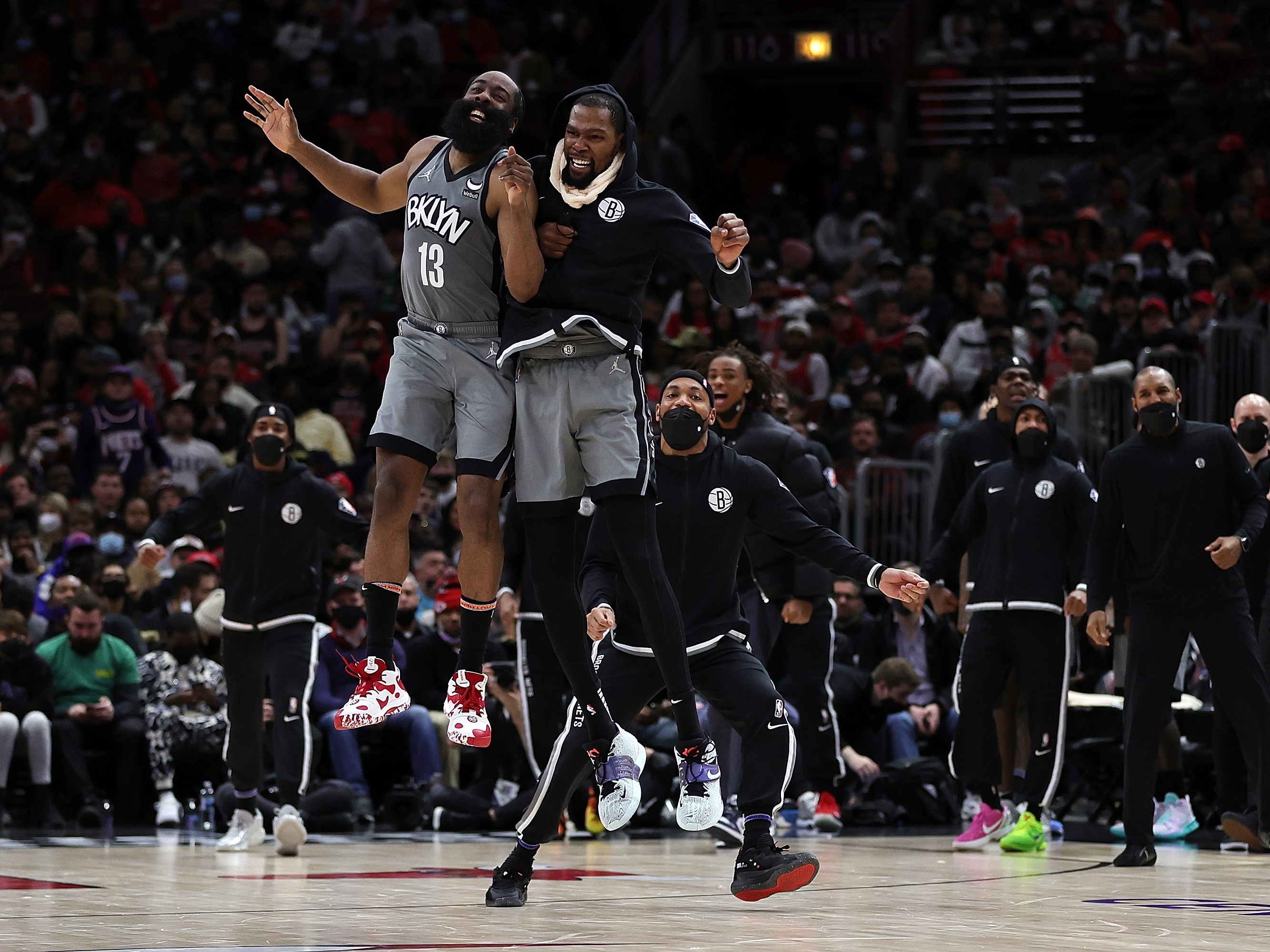 James Harden #13 dan Kevin Durant #7 dari Brooklyn Nets merayakan setelah mencetak gol pada paruh kedua pertandingan melawan Chicago Bulls.