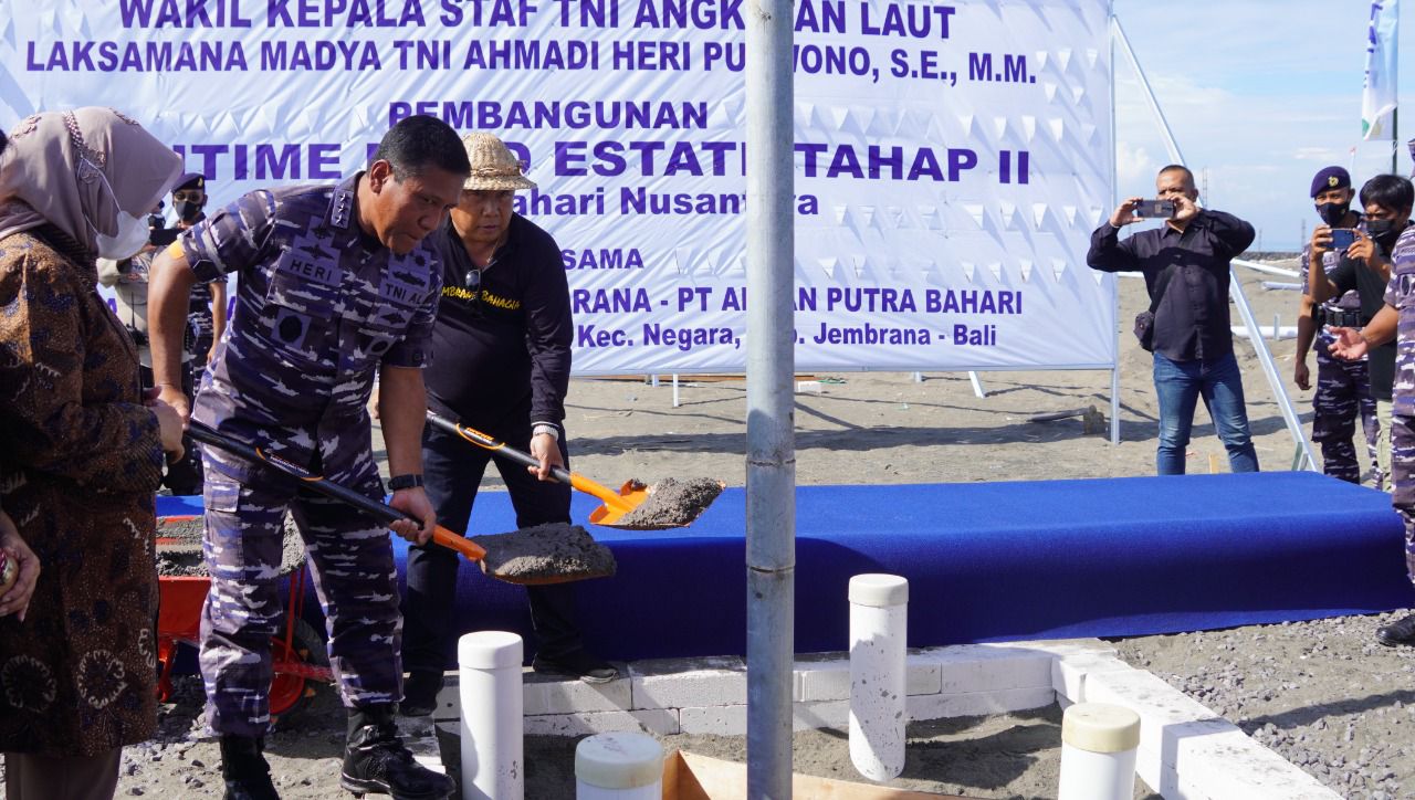 Wakasal Laksdya TNI Ahmadi Heri Purwono didampingi Bupati Jembrana I Nengah Tamba ground breaking pembangunan Maritime Food Estate, di Jembr