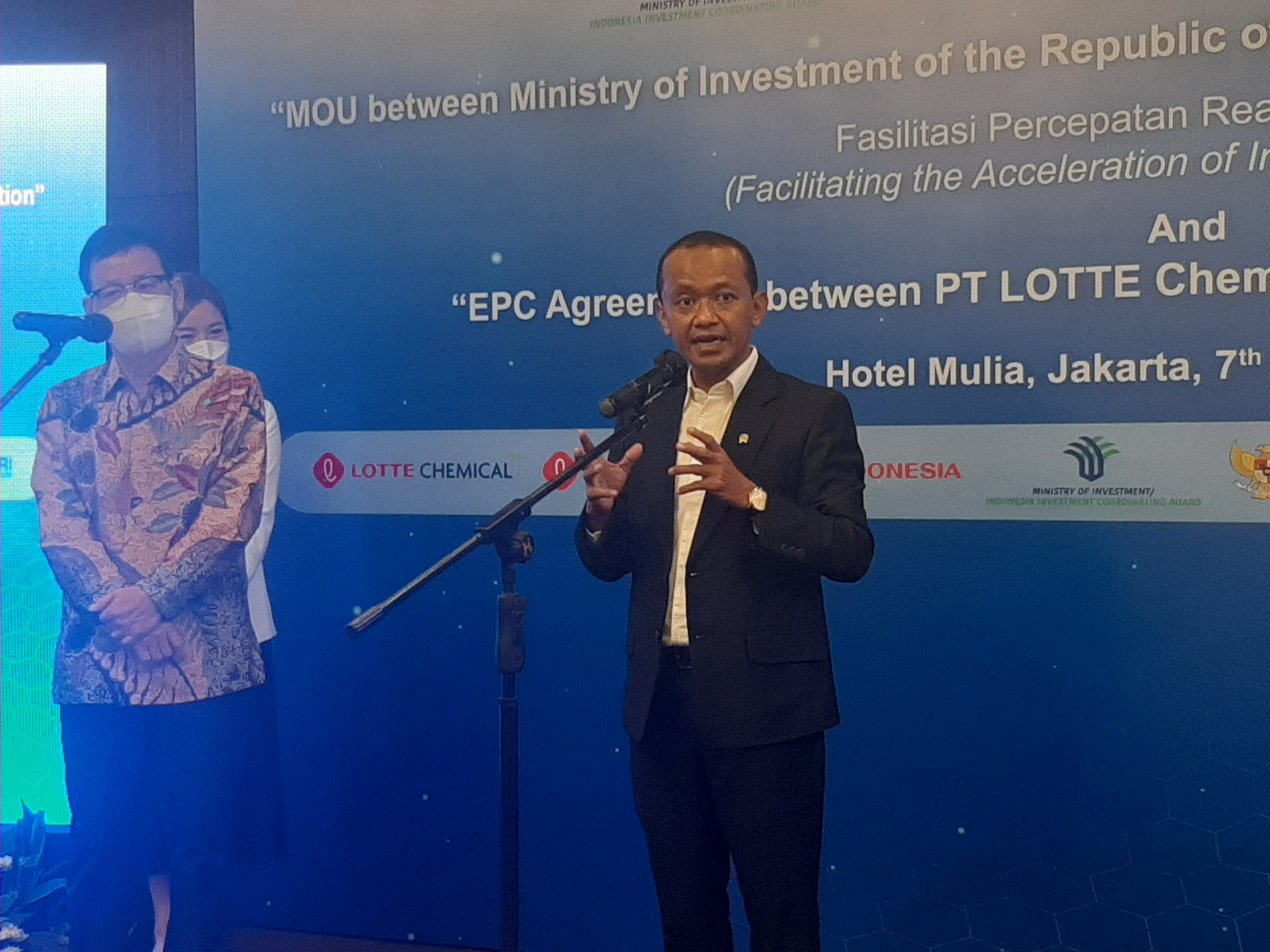 Menteri Investasi/Kepala BKPM Bahlil Lahadalia meneken MoU sehubungan dengan Line Project Lotte Chemical, di Hotel Mulia, Jakarta, Jumat.