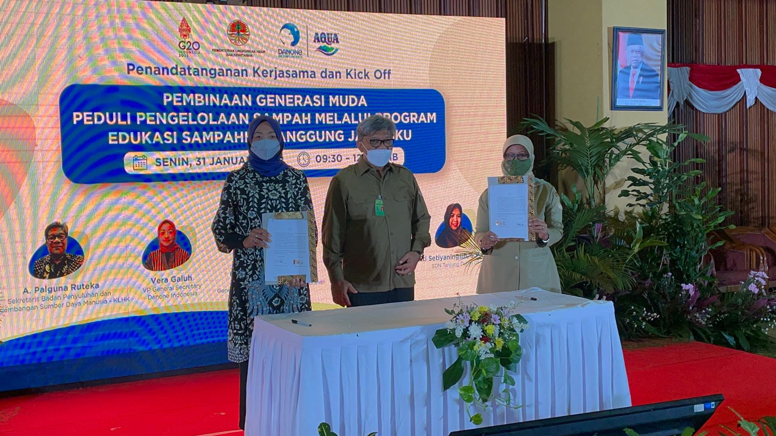 LHK Dan PT Tirta Investama (Aqua) menandatangani kerja sama program Edukasi Sampahku Tanggung Jawabku di Jakarta, Senin (31/1/2021)
