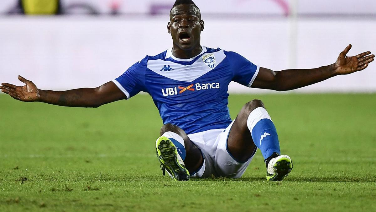  Aksi penyerang Mario Balotelli saat masih membela klub Brescia.