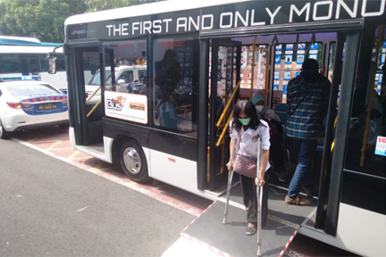 Bus ramah difabel diujicobakan di Kota Solo selama satu bulan. Bus ini diharapkan bkal jadi moda khusus bagi kaum difabel yang cukup banyak.