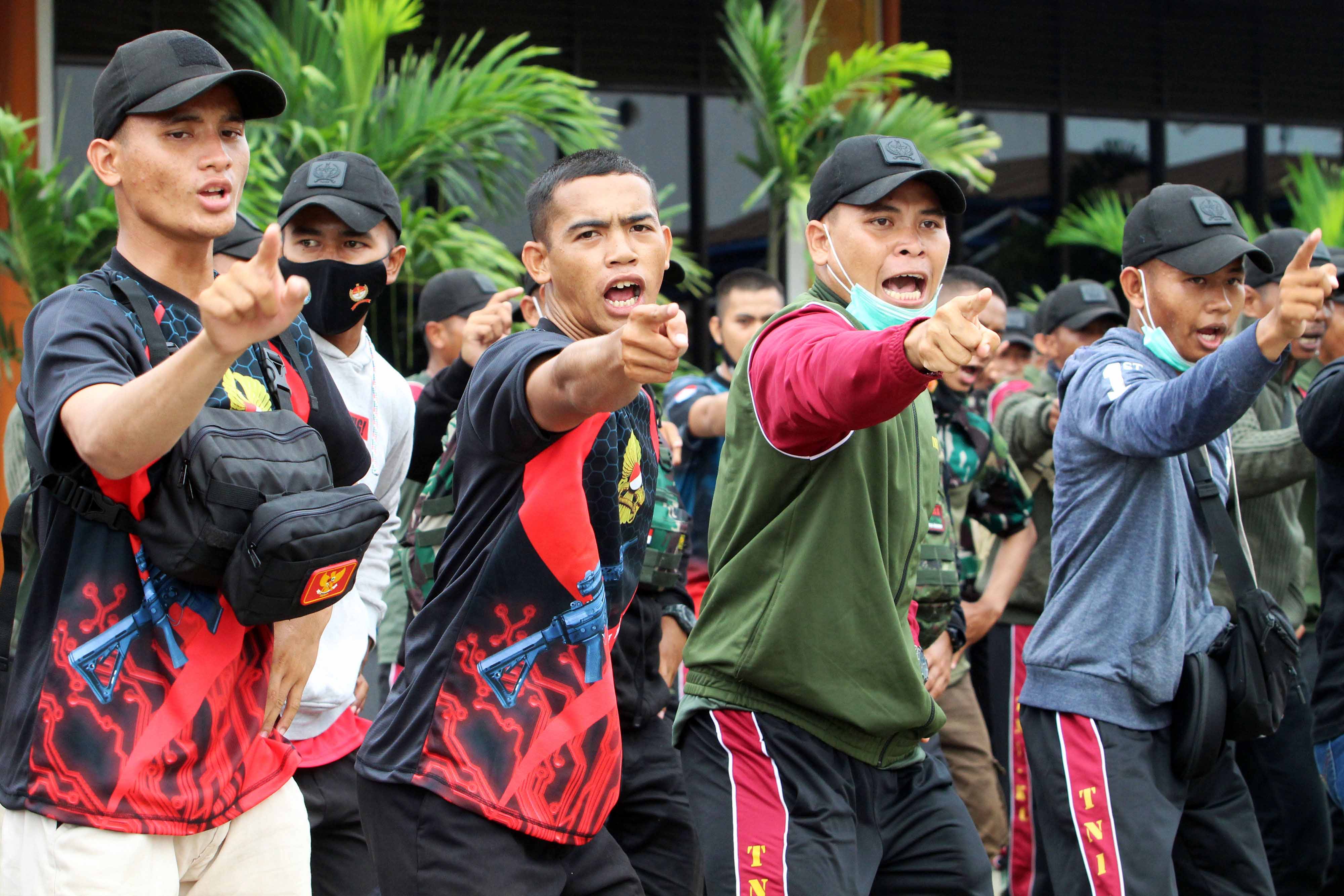 Sejumlah anggota Komponen Cadangan (Komcad) menyanyikan yel-yel saat tiba di Pelabuhan Dwikora Pontianak, Kalimantan Barat.