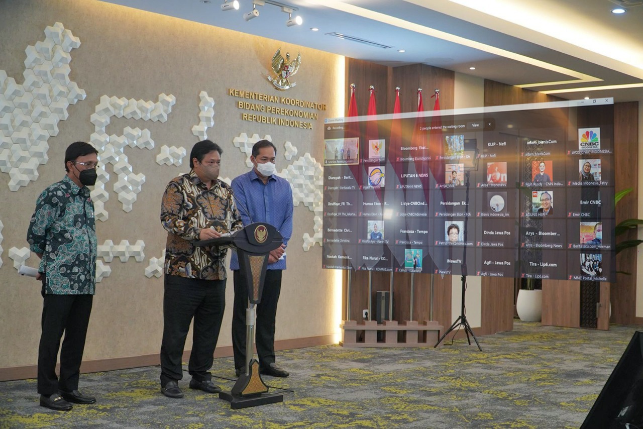 Menko Perekonomian Airlangga Hartarto (tengah) dan Mendag Muhammad Lutfi pada press briefing terkait harga minyak goreng di Jakarta.