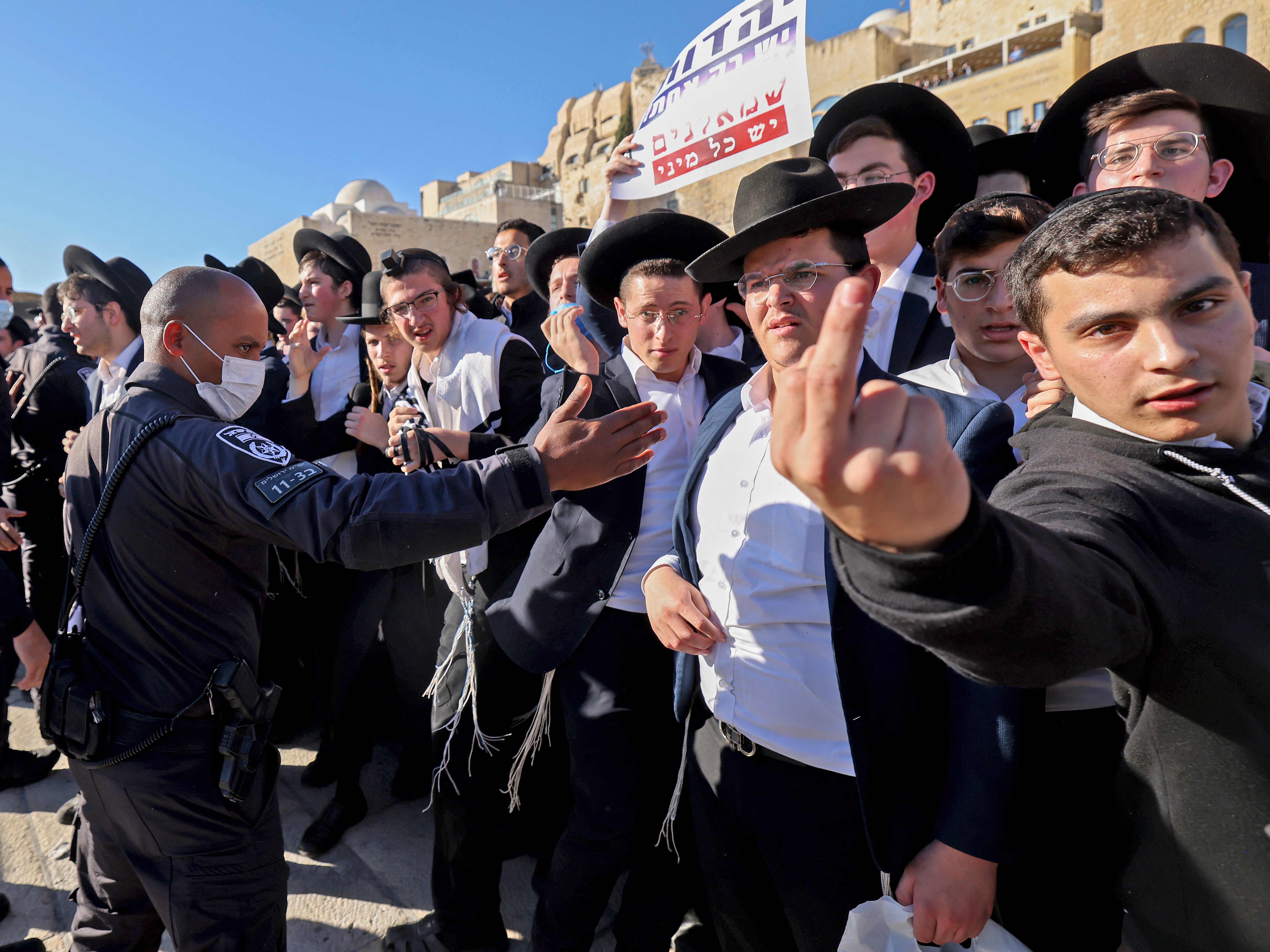 Yahudi ultraortodoks bentrok dengan pasukan keamanan Israel selama protes terhadap Women of the Wall.