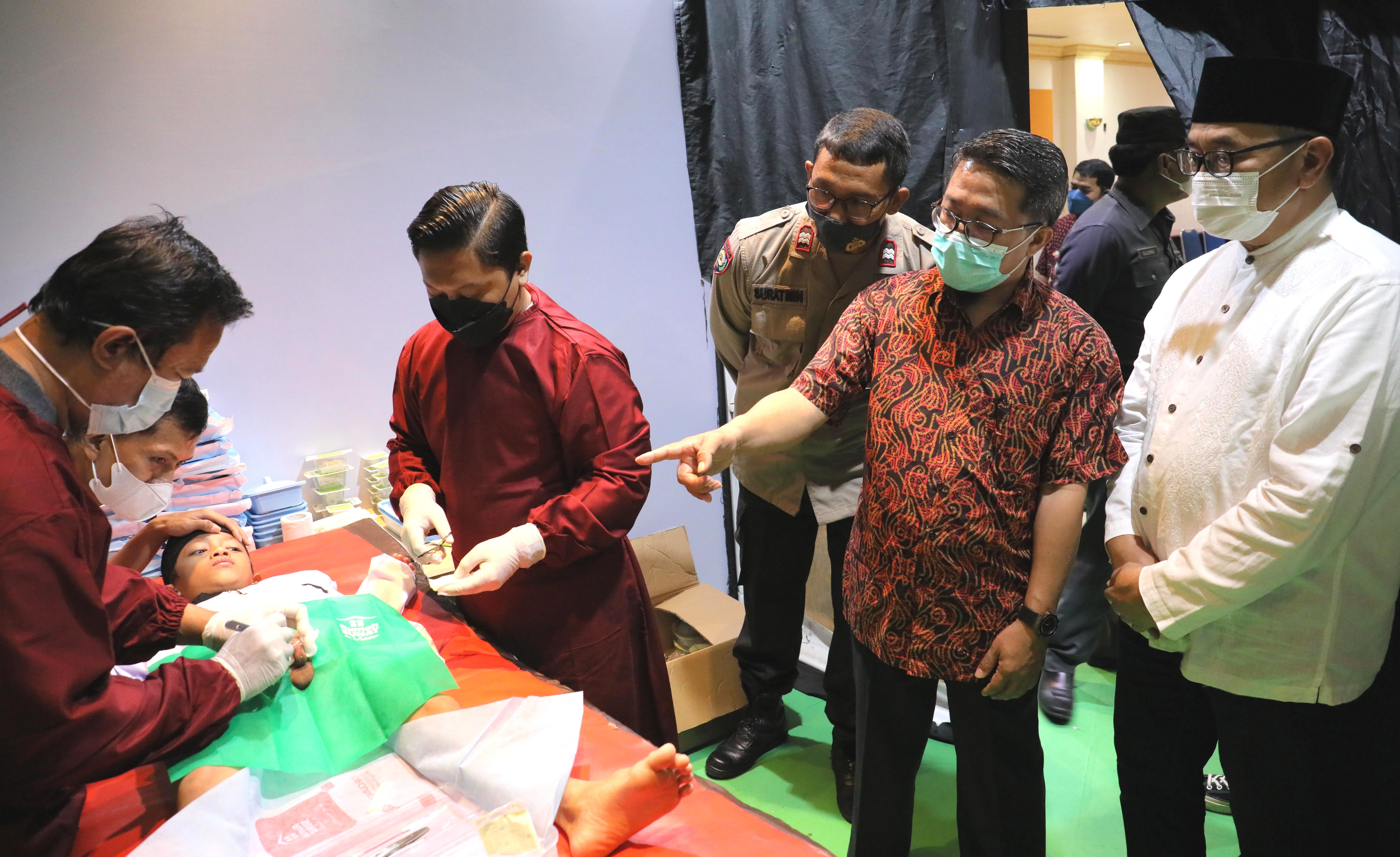 Dirut PT Citra Media Nusa Purnama Firdaus Dayat (kanan) bersama Direktur PT Rumah Sunatan Indonesia Mahdian Nur Nasution.