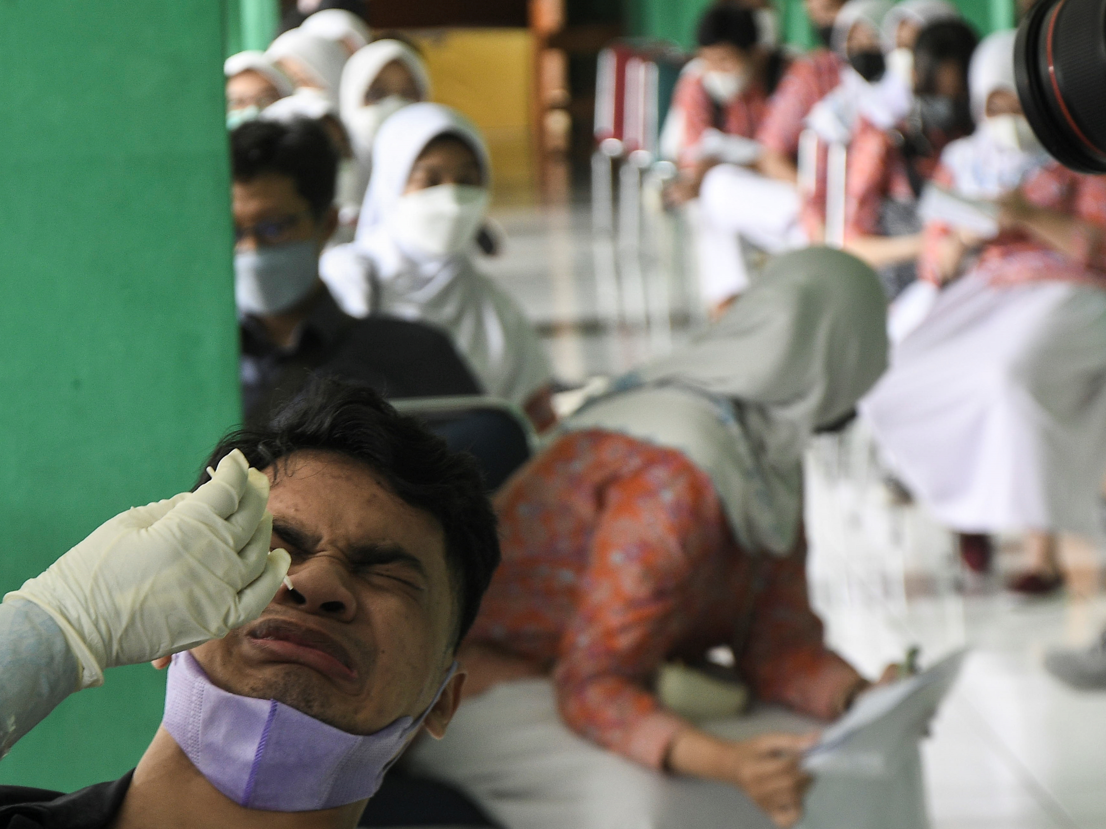 Seorang siswa SMPN 252 mengikuti tes usap PCR di Jakarta Timur, Kamis (13/1/2022).