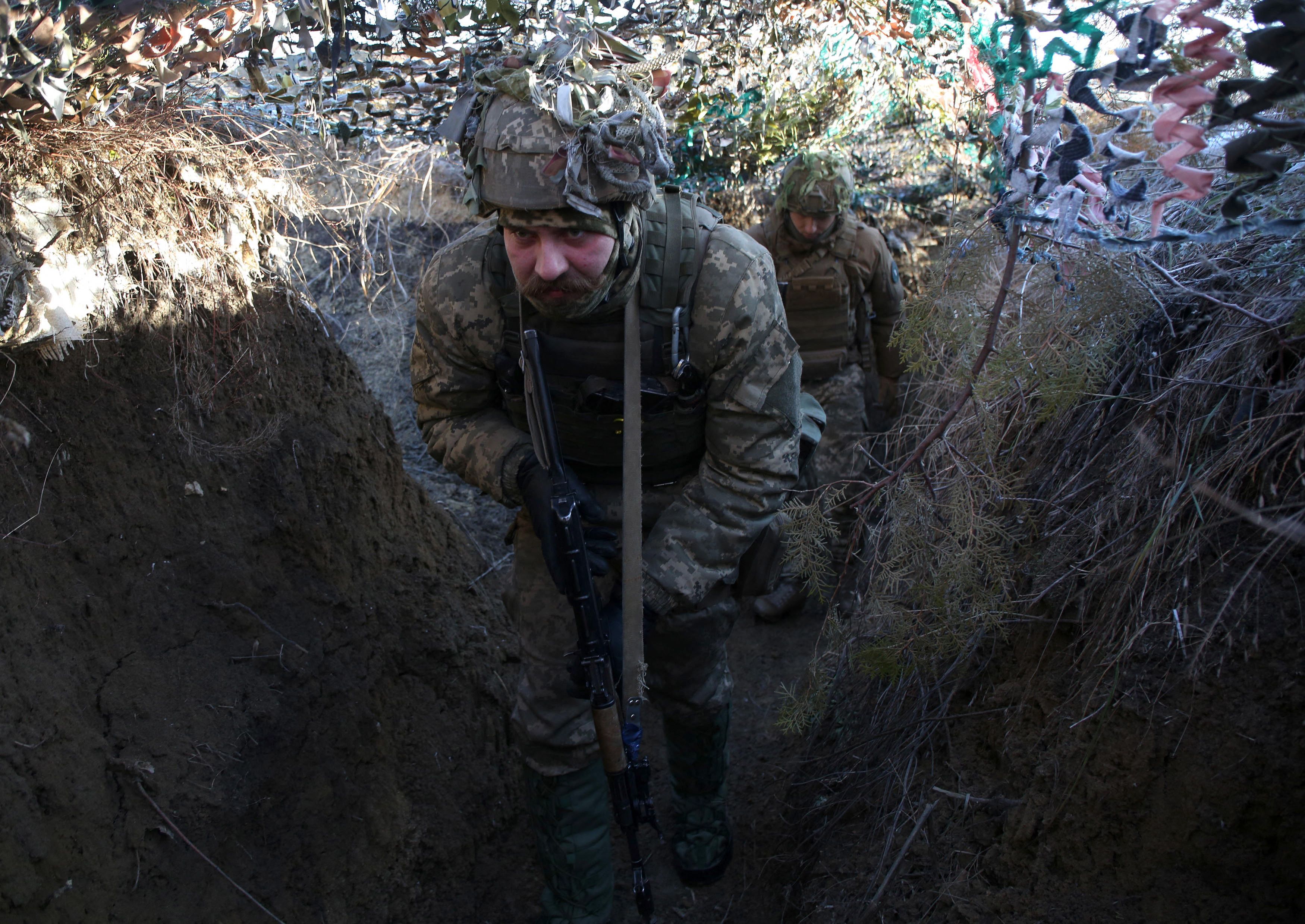 Pasukan Pertahanan Terirori Ukraina yang merupakan pesukan cadangan Angkatan Bersenjata Ukraina berpatroli di Avdiivka, Donetsk, Ukraina.