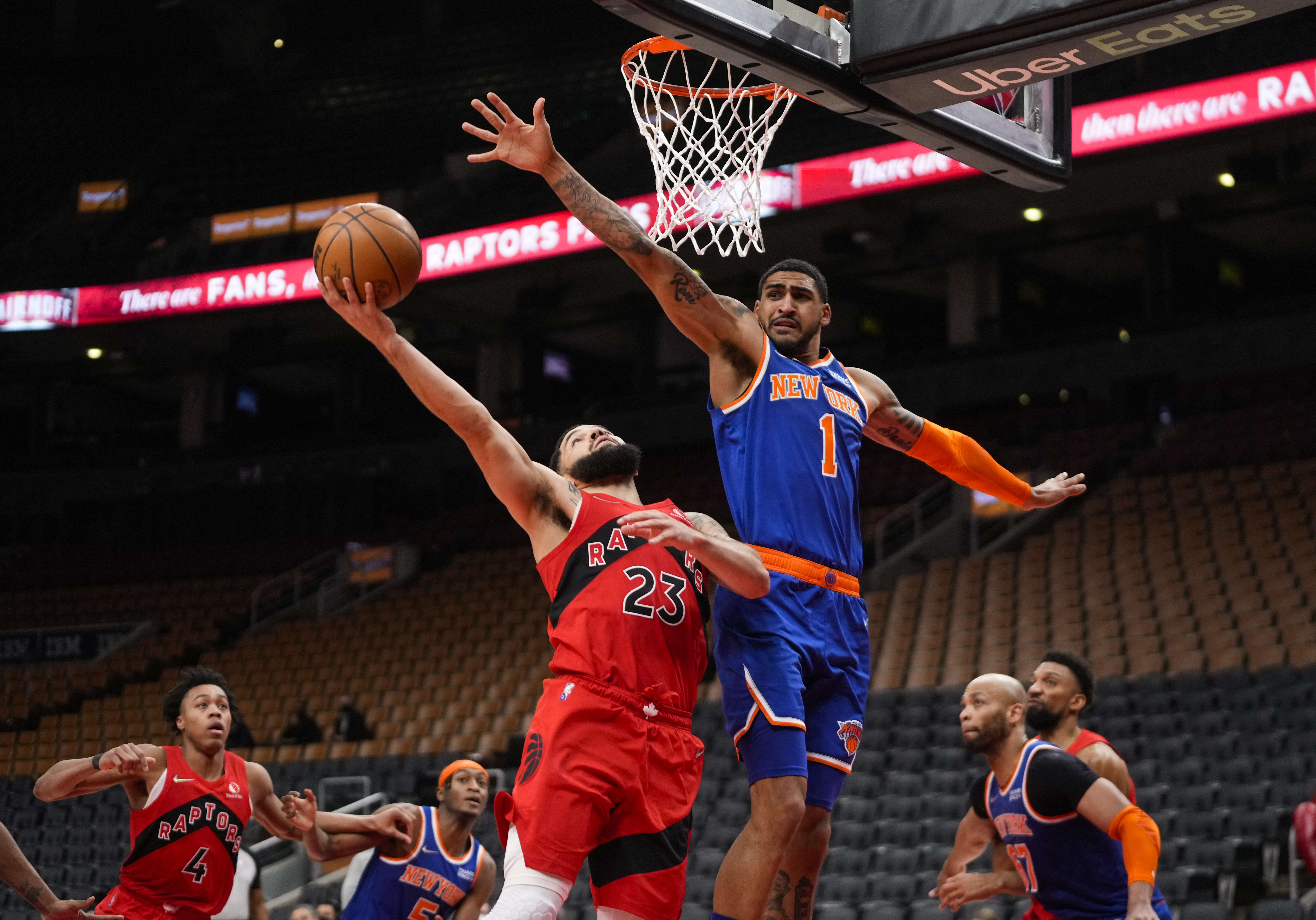 Pemain Toronto Raptors Fred VanVleet melakukan layup dihalangipemain New York Knicks Obi Toppin dalam laga NBA.
