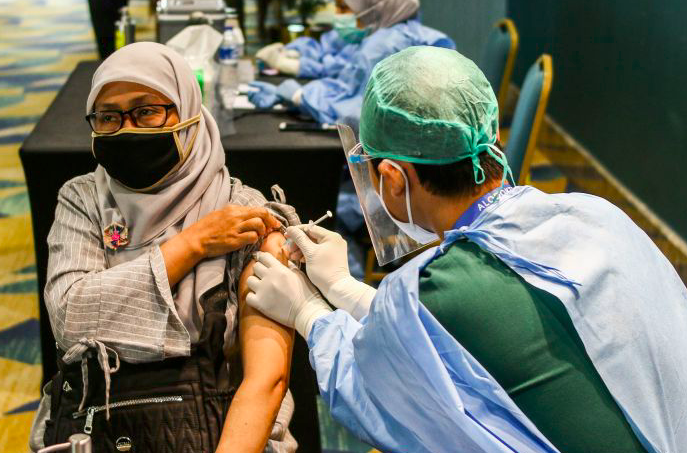 Awal Lingga Petugas menyuntikkan vaksin Covid-19 kepada penerima vaksin di Senayan City, Jakarta, Rabu (7/4/2021).