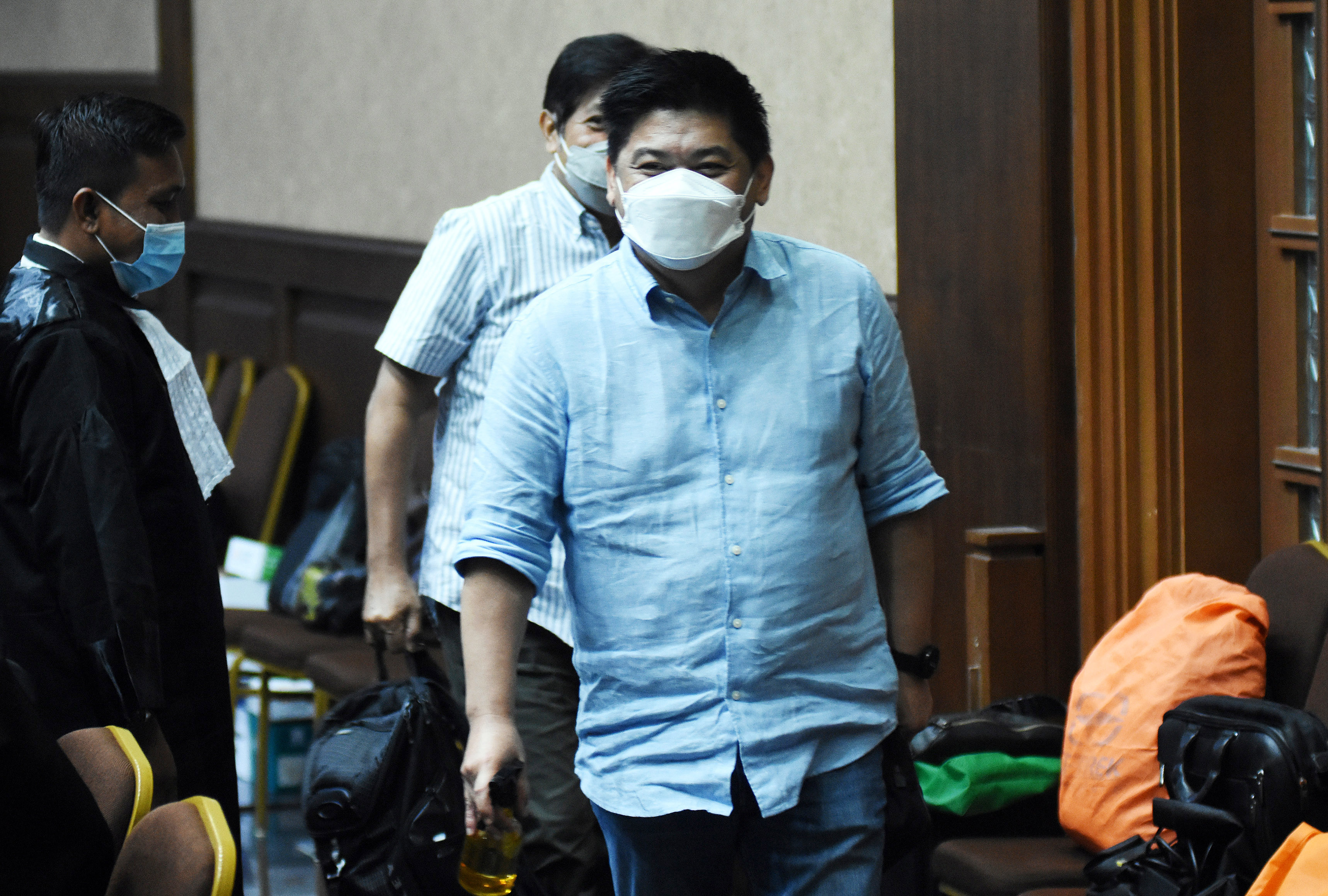 Terdakwa kasus korupsi ASABRI Heru Hidayat (kanan) berjalan meninggalkan ruangan saat jeda sidang lanjutan di Pengadilan Tipikor, Jakarta.